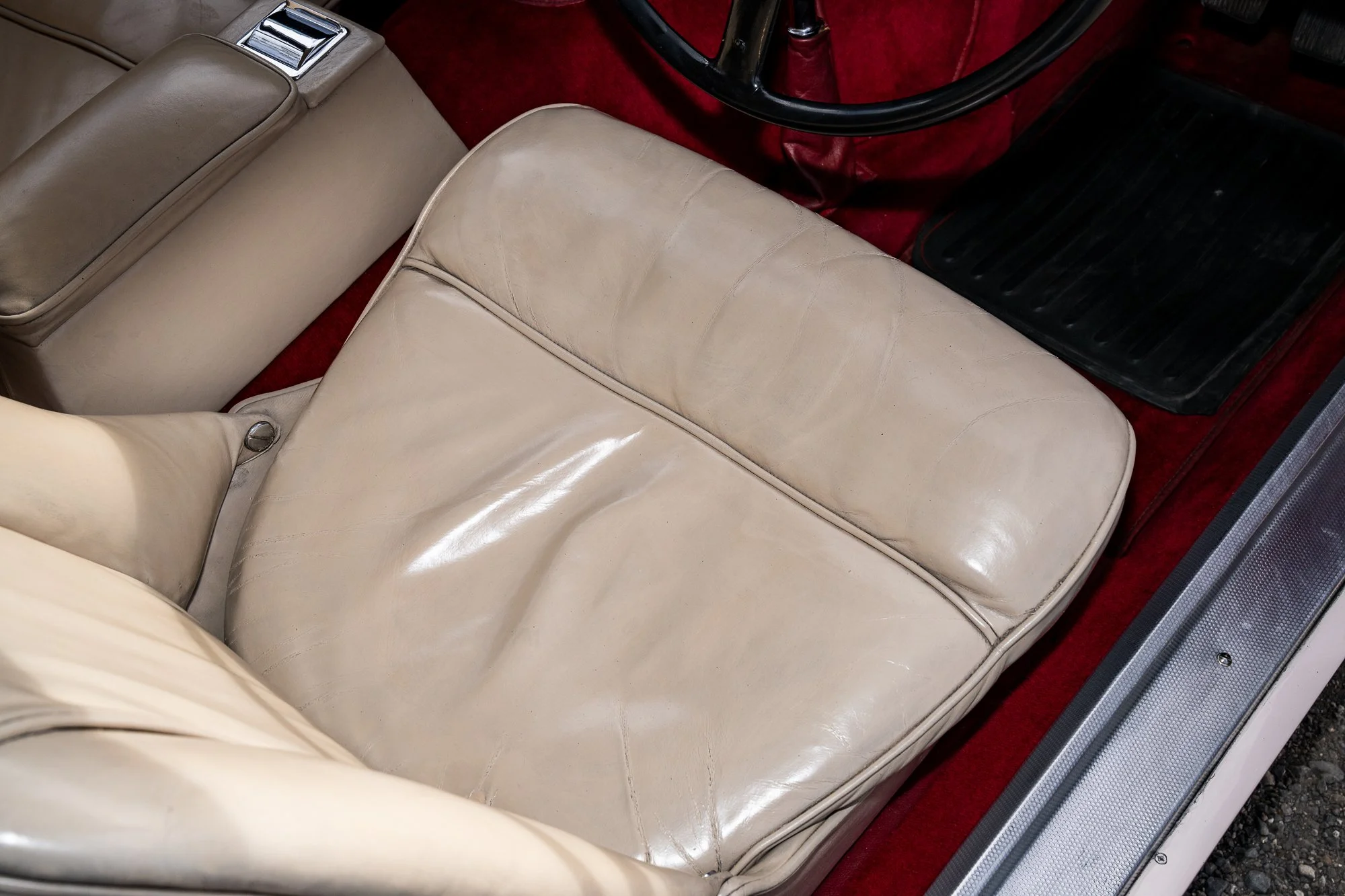Jensen_541R_interior-4.jpg