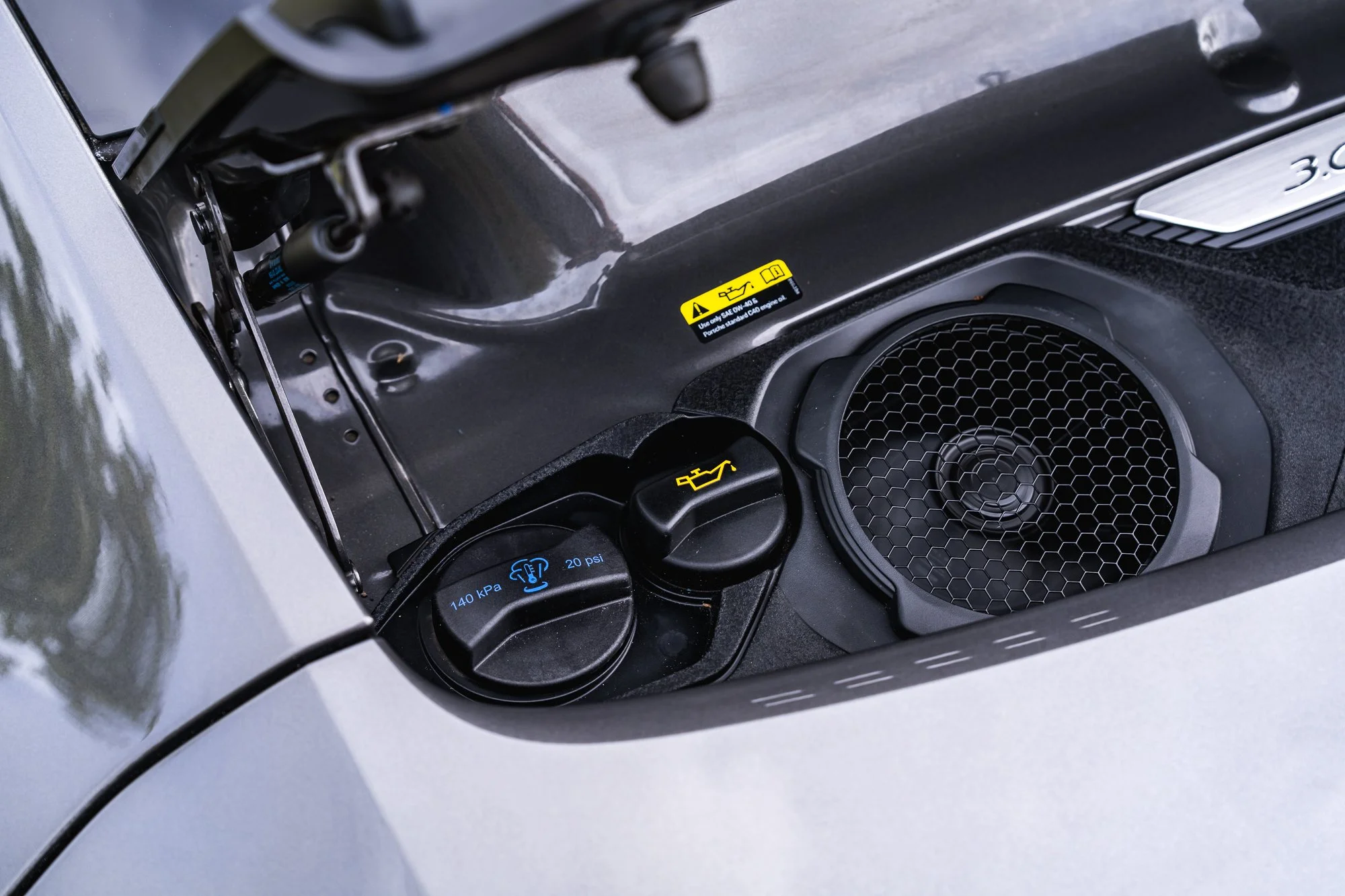 Porsche_911_Carrera_4_engine-3.jpg