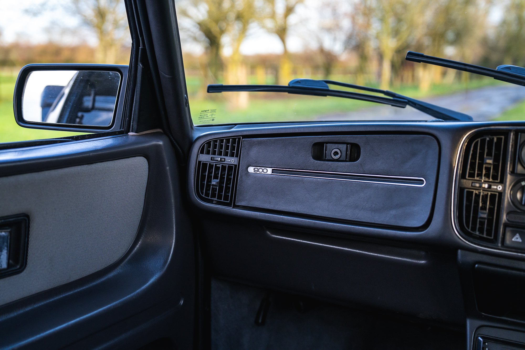 Saab_900_Turbo_interior-21.jpg