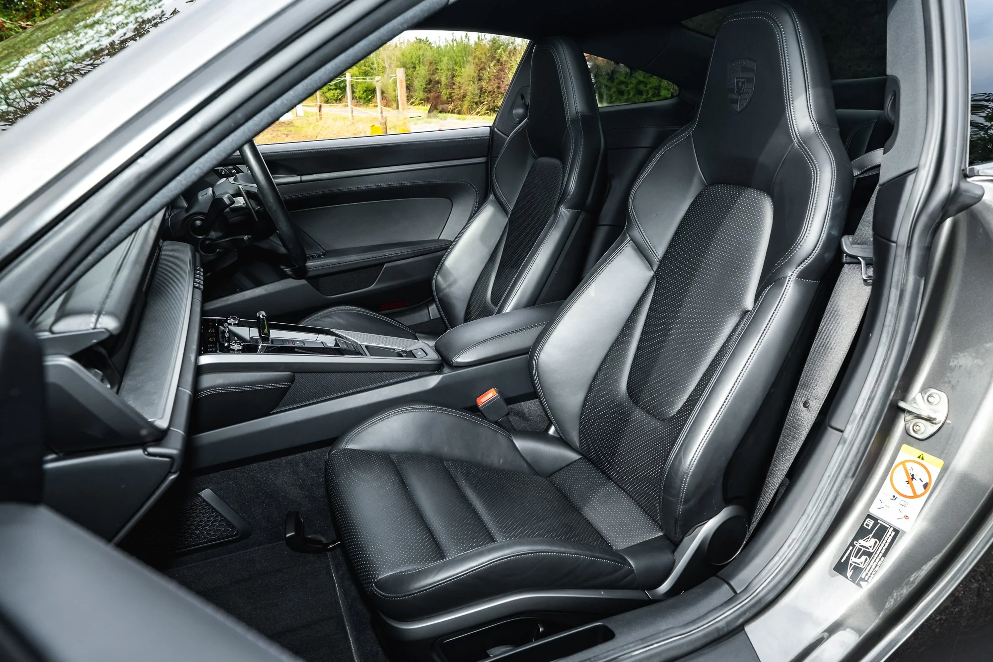 Porsche_911_Carrera_4_interior-41.jpg