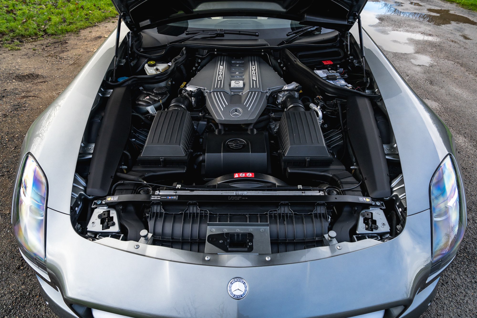 Mercedes-Benz_SLS_AMG_engine-1.jpg