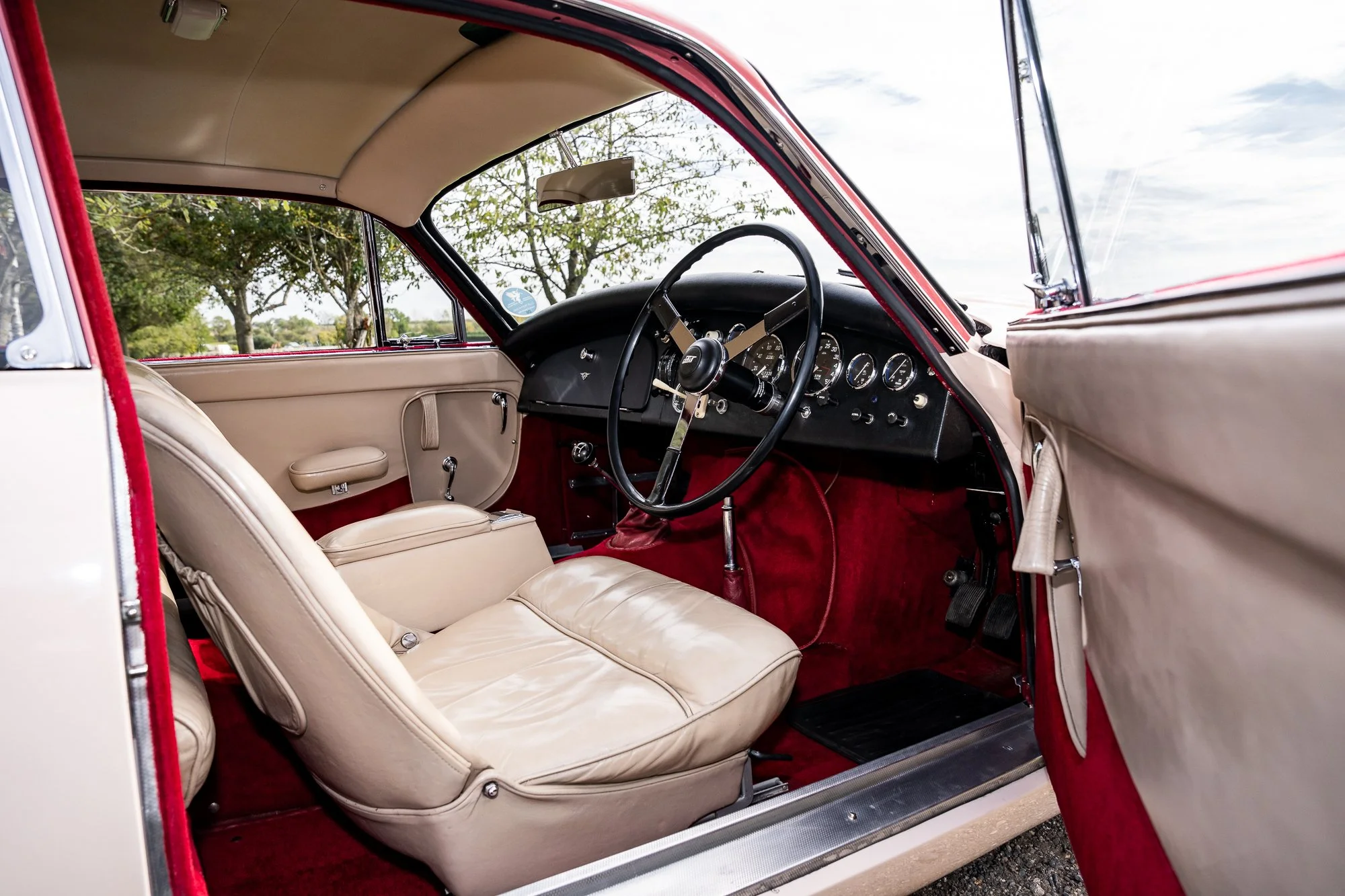 Jensen_541R_interior-27.jpg