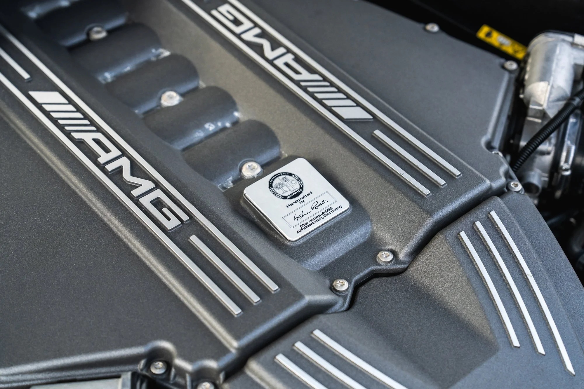 Mercedes-Benz_SLS_AMG_engine-6.jpg
