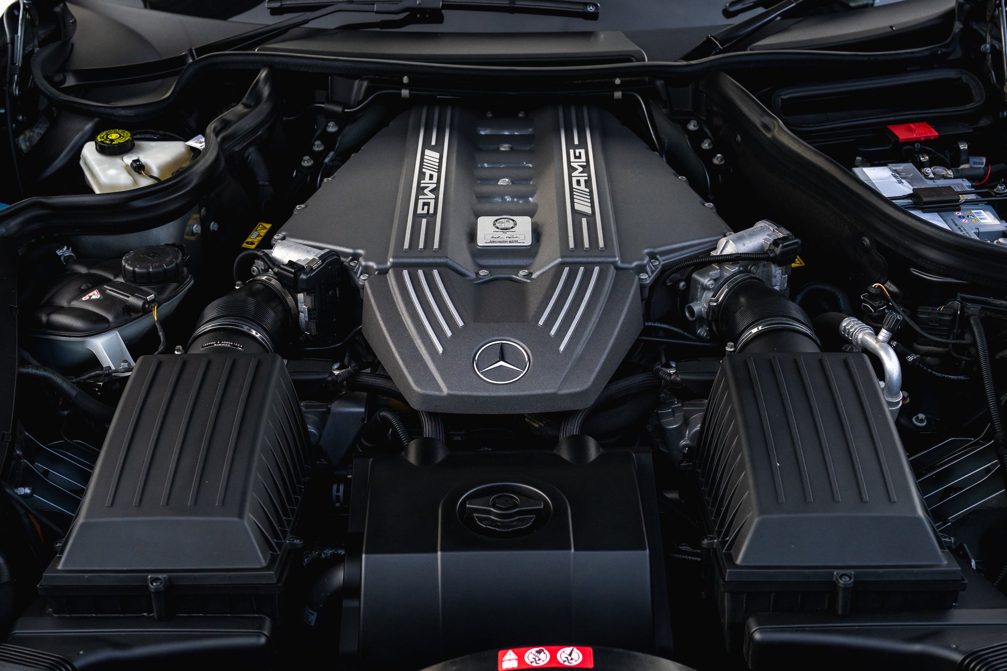 Mercedes-Benz_SLS_AMG_engine-2.jpg