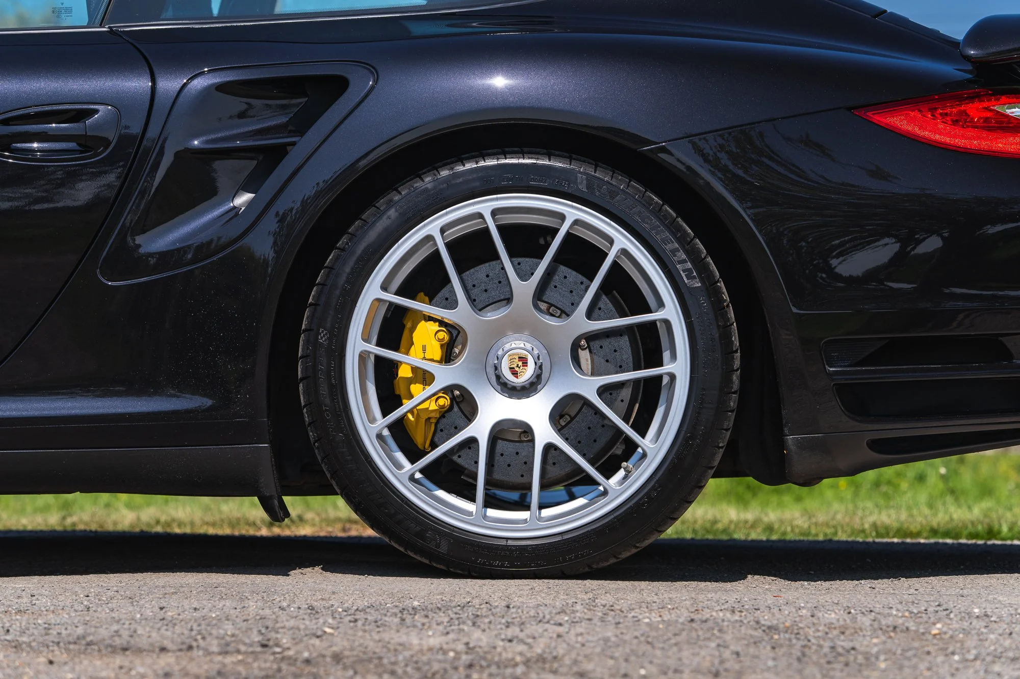 Porsche_911_Turbo S_wheels-1.jpg