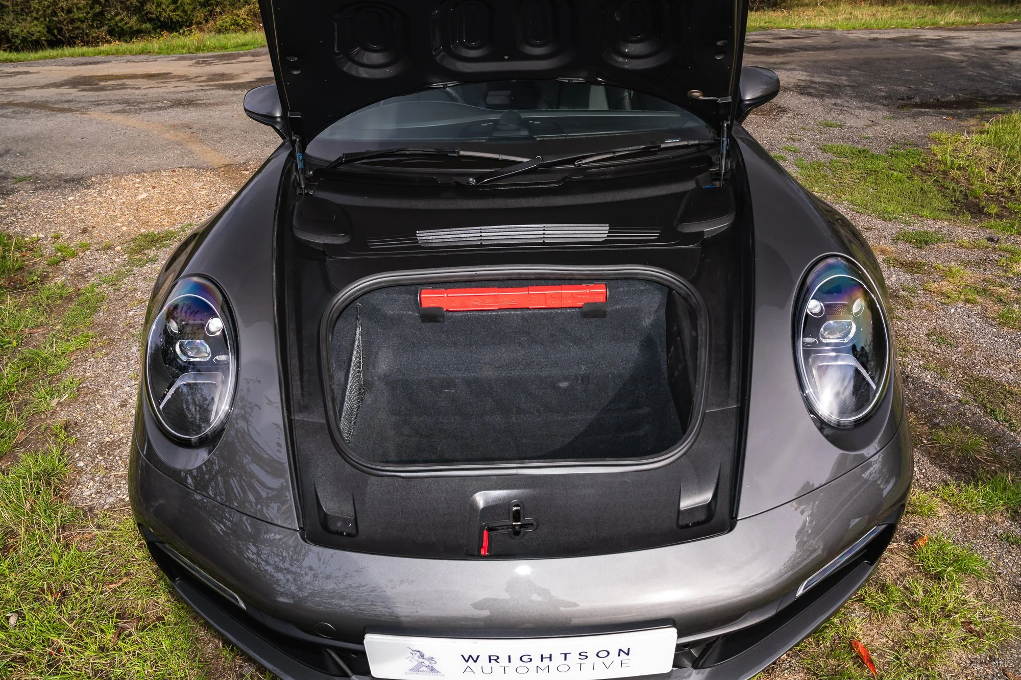 Porsche_911_Carrera_4_interior-24.jpg