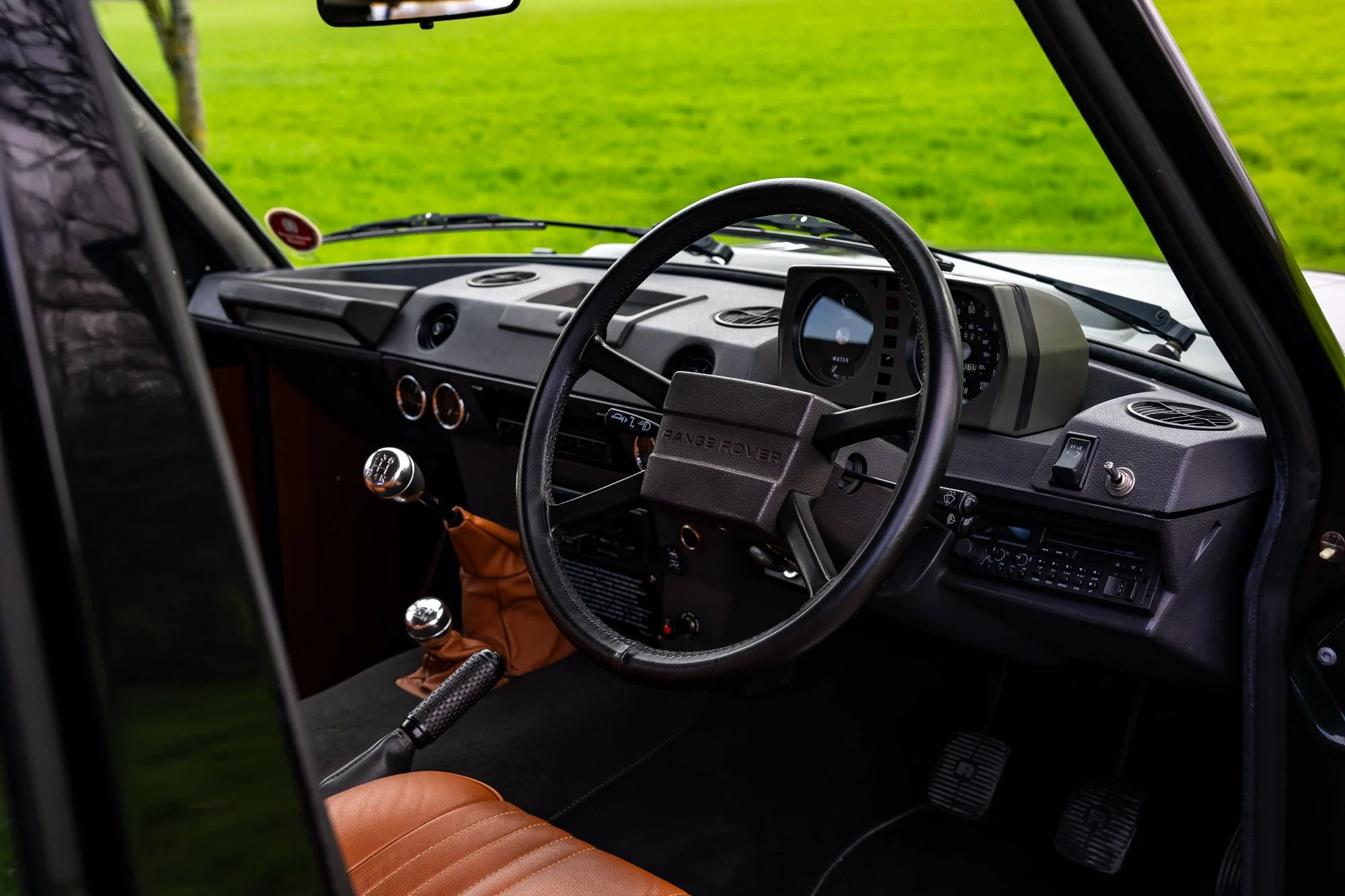 Range Rover V8_interior-3.jpg