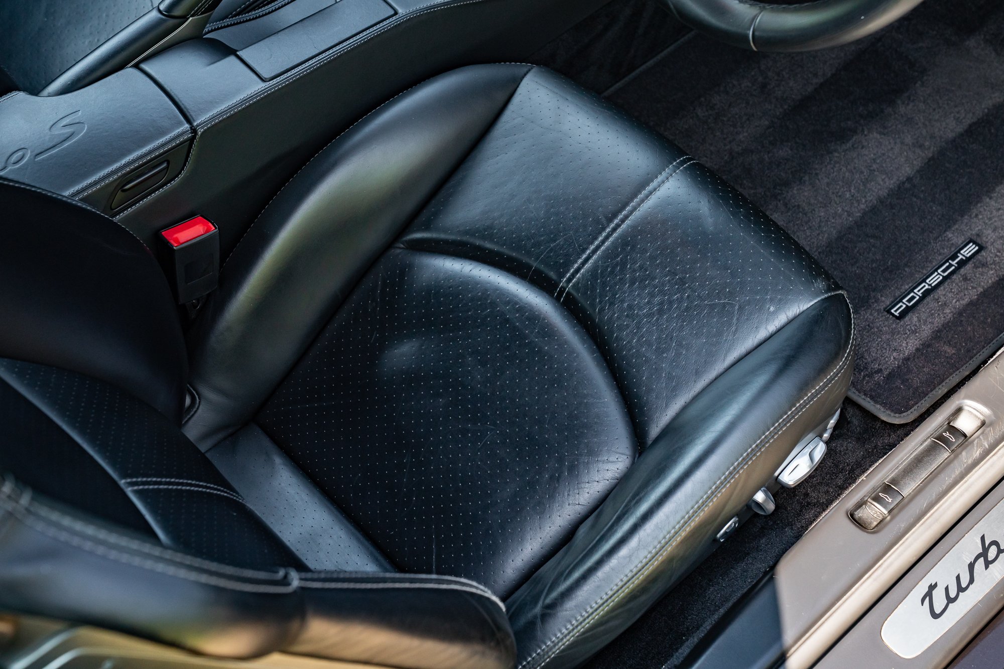 Porsche_911_Turbo S_interior-23.jpg