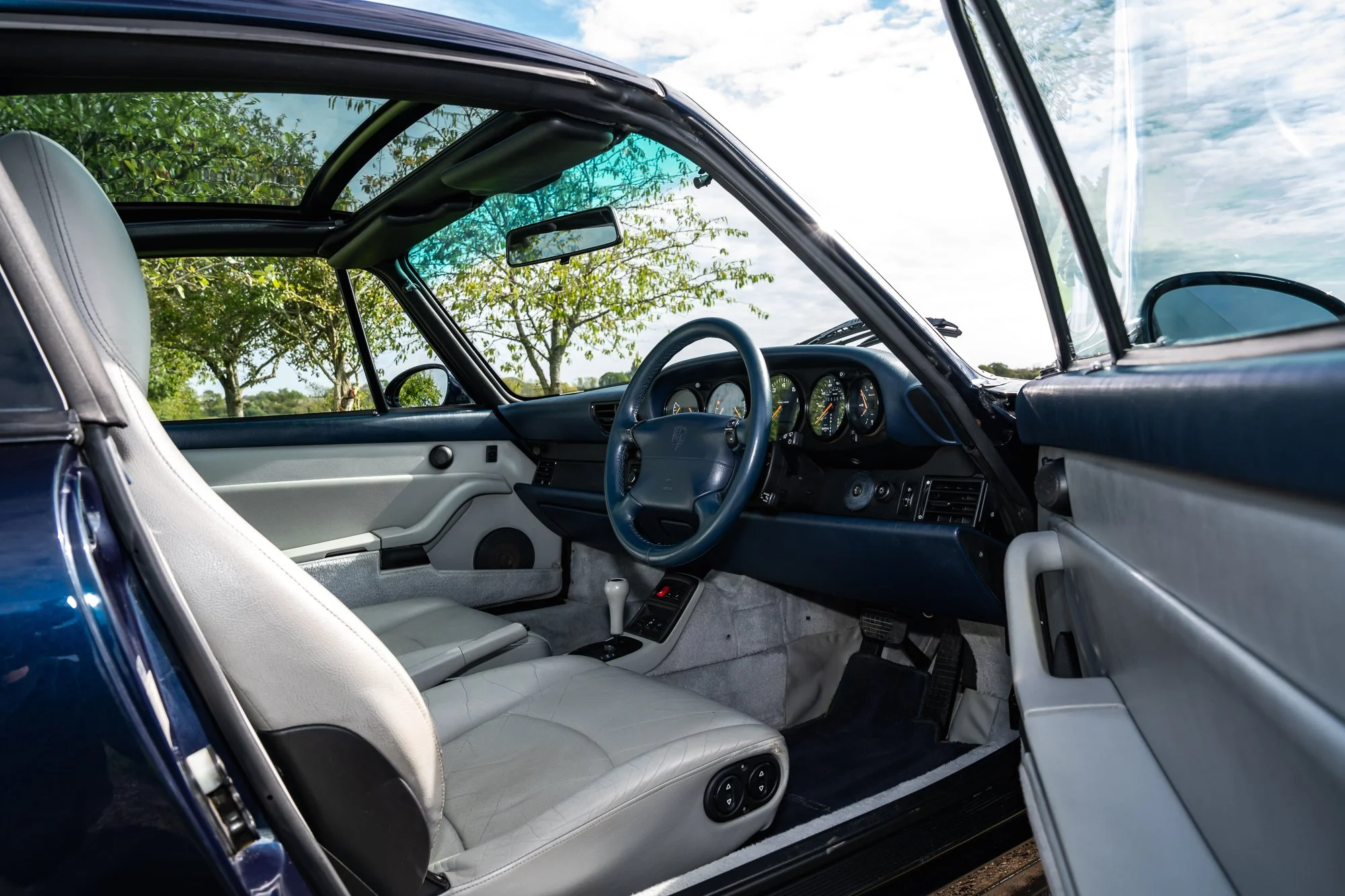 Porsche_993_Targa_interior-8.jpg
