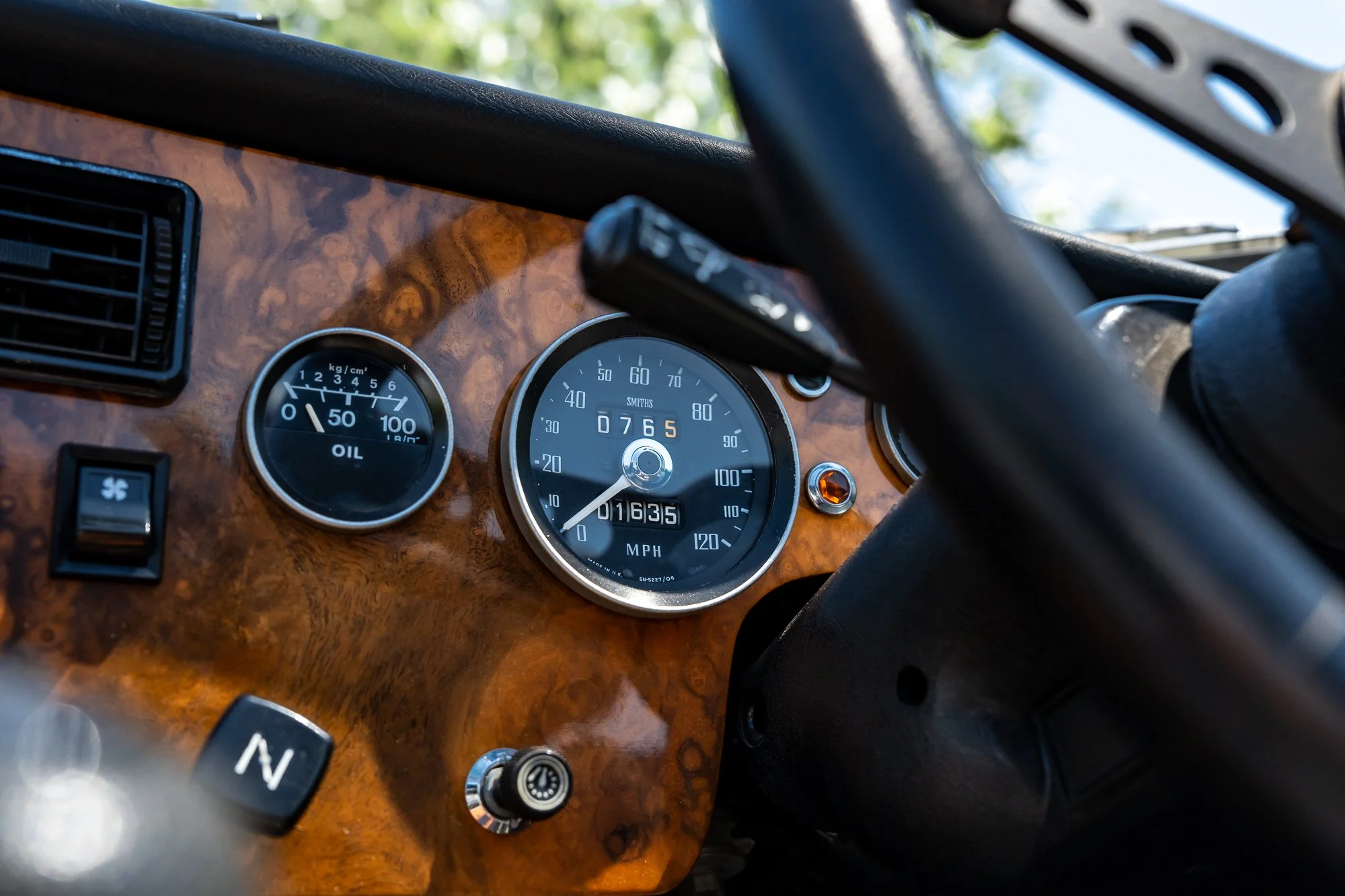 MG_Roadster_interior-17.jpg