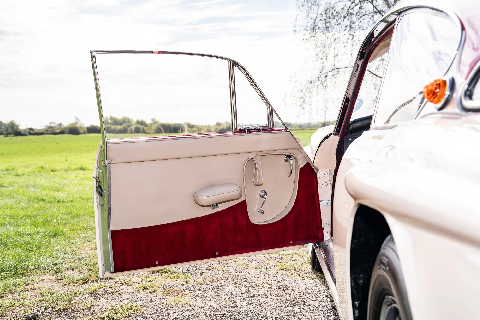 Jensen_541R_interior-13.jpg