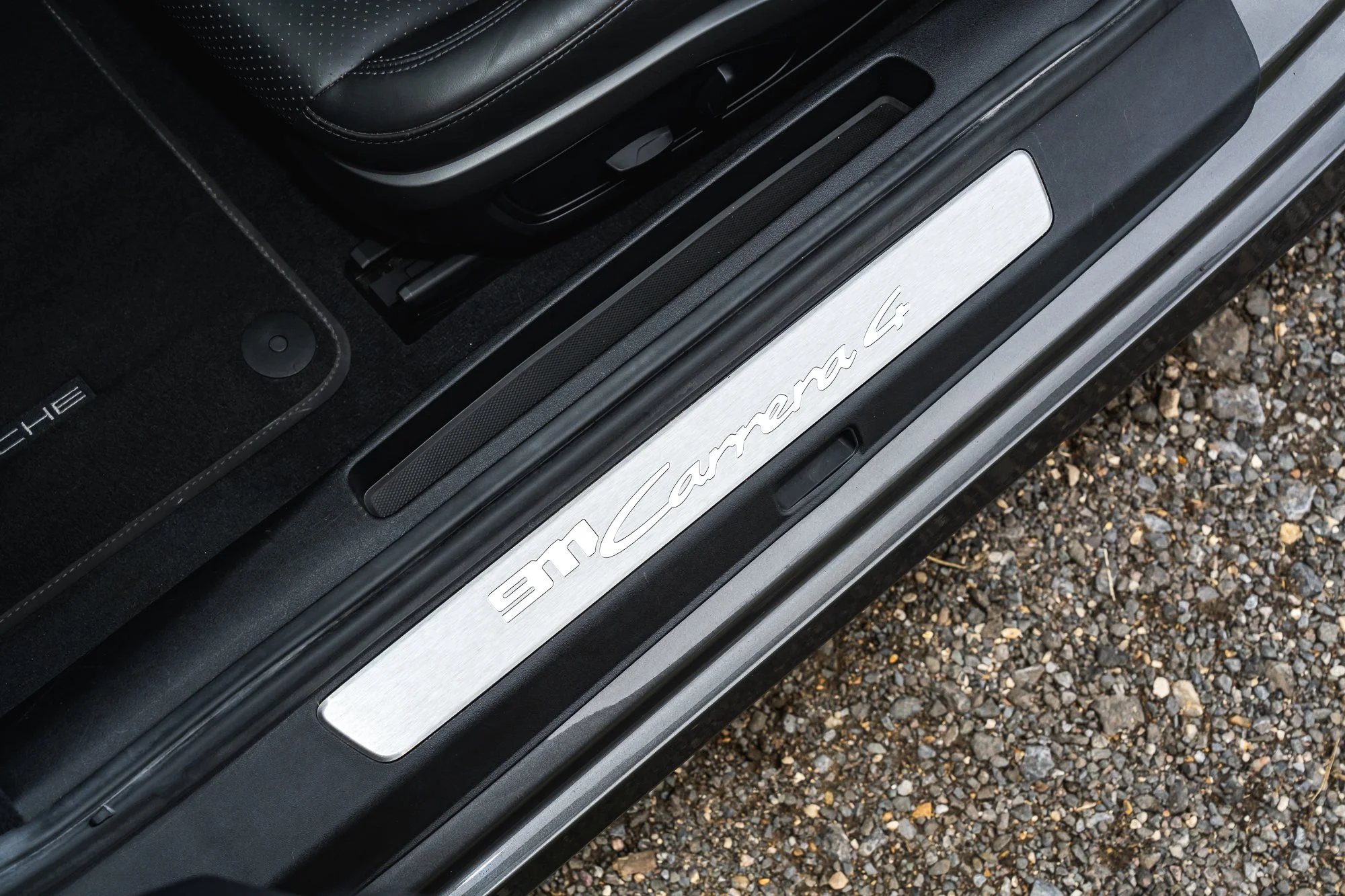 Porsche_911_Carrera_4_interior-3.jpg