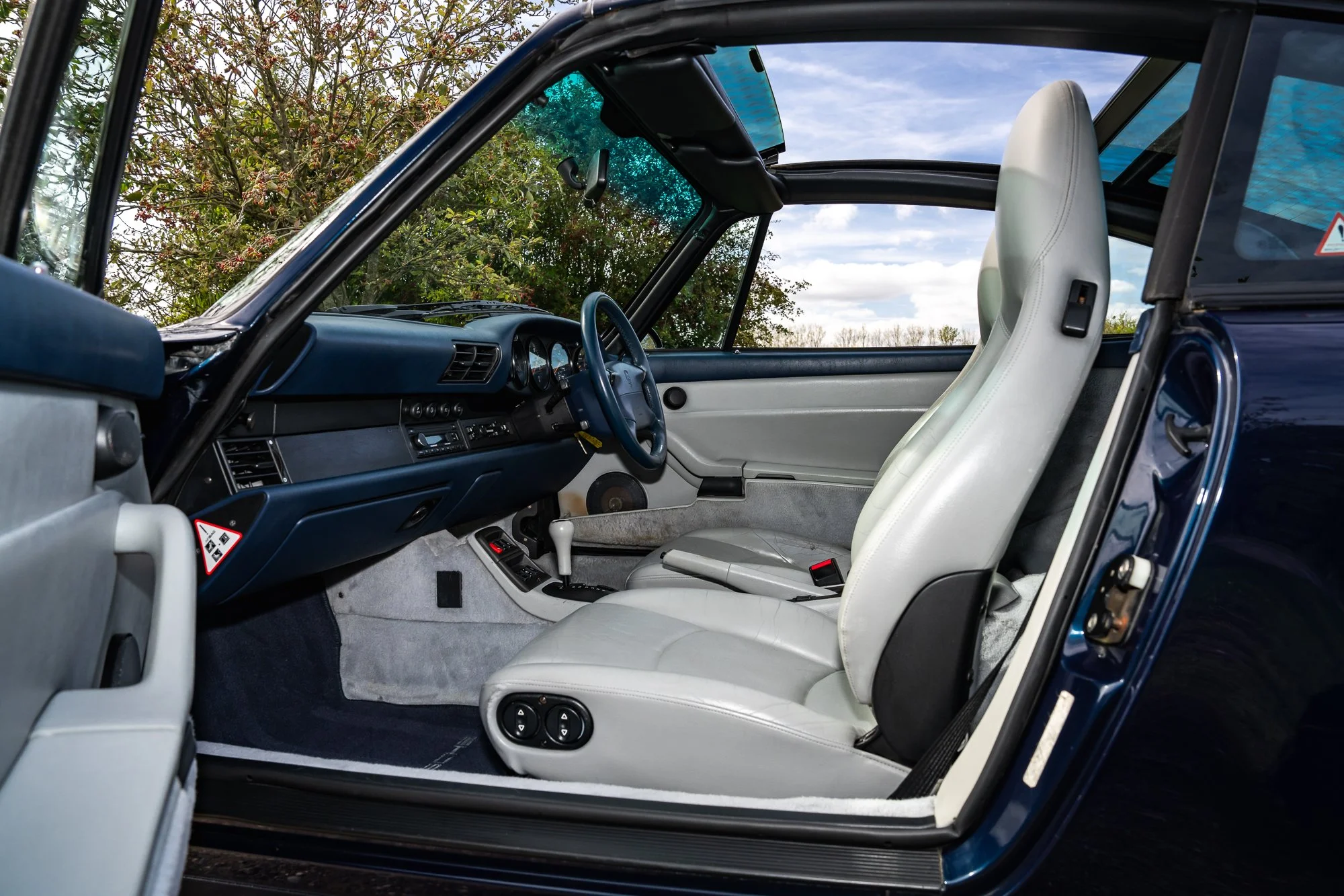 Porsche_993_Targa_interior-28.jpg