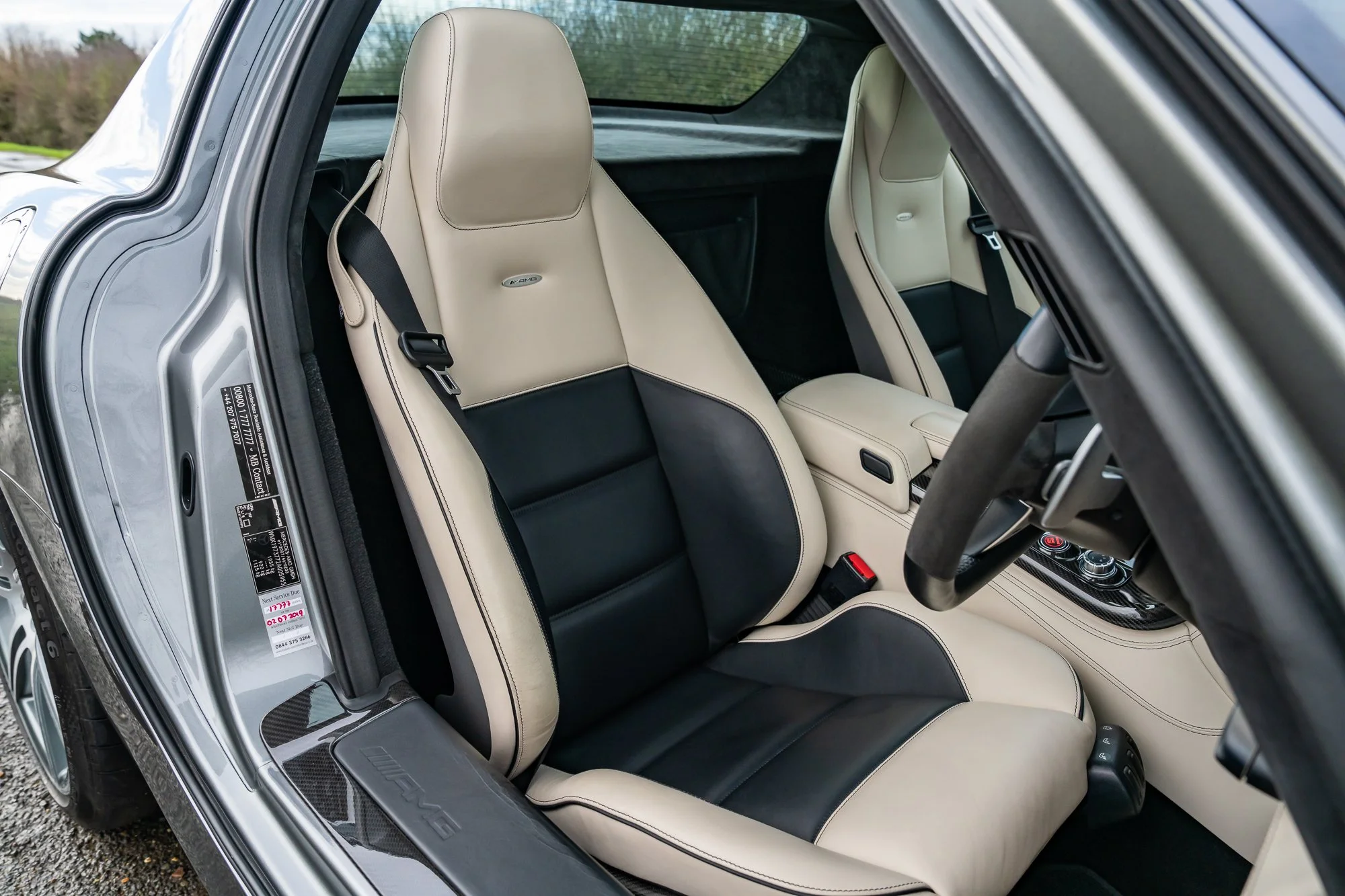 Mercedes-Benz_SLS_AMG_interior-23.jpg
