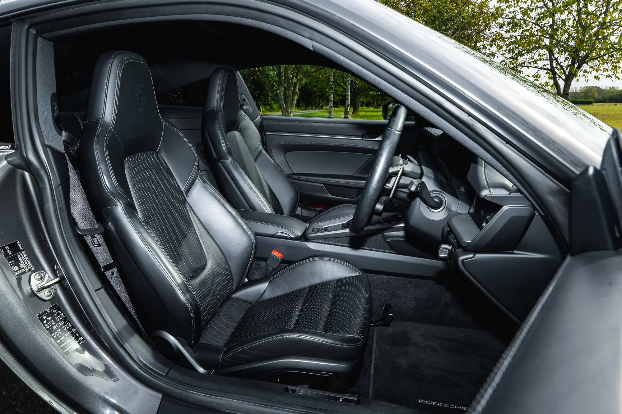 Porsche_911_Carrera_4_interior-39.jpg
