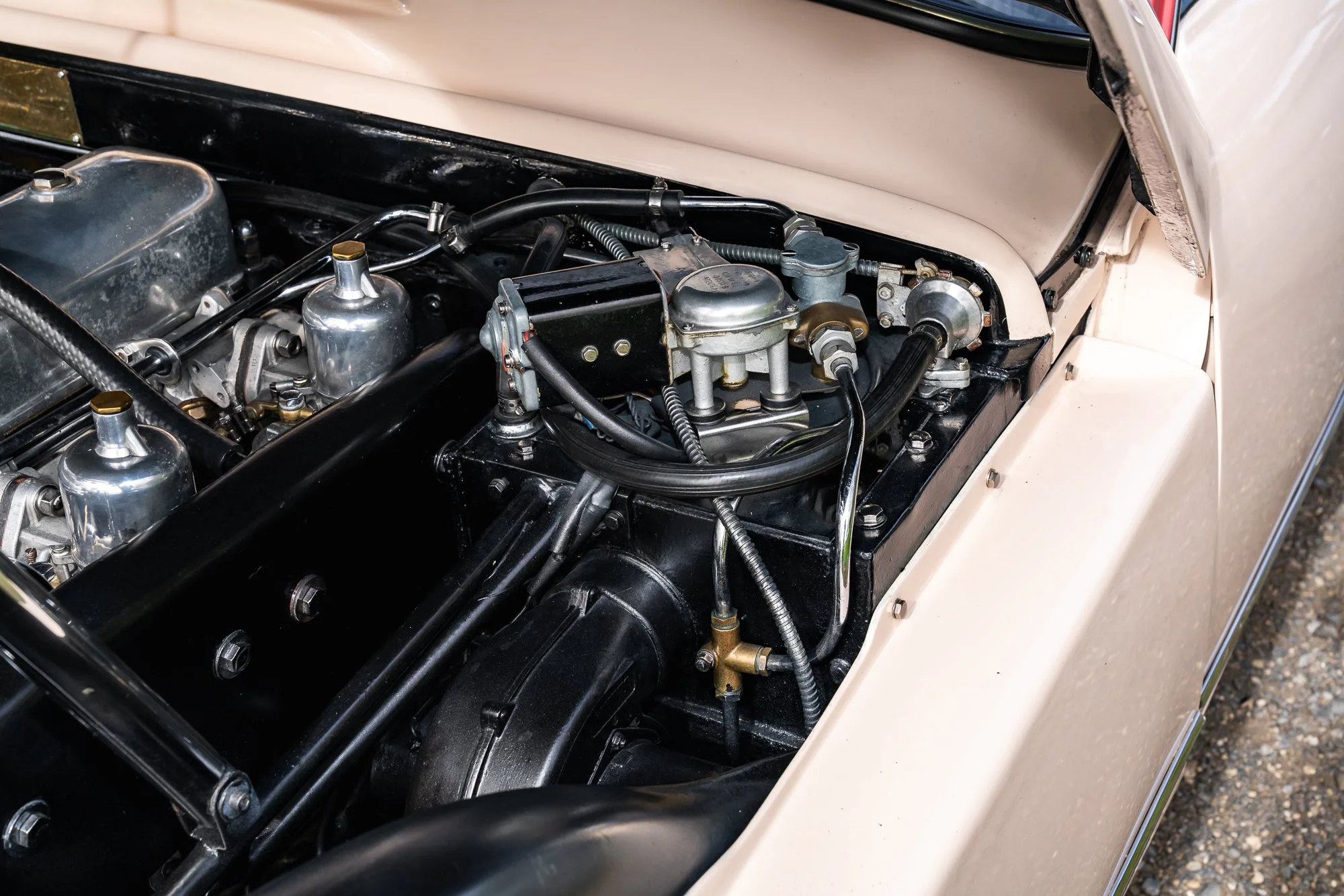 Jensen_541R_engine-3.jpg