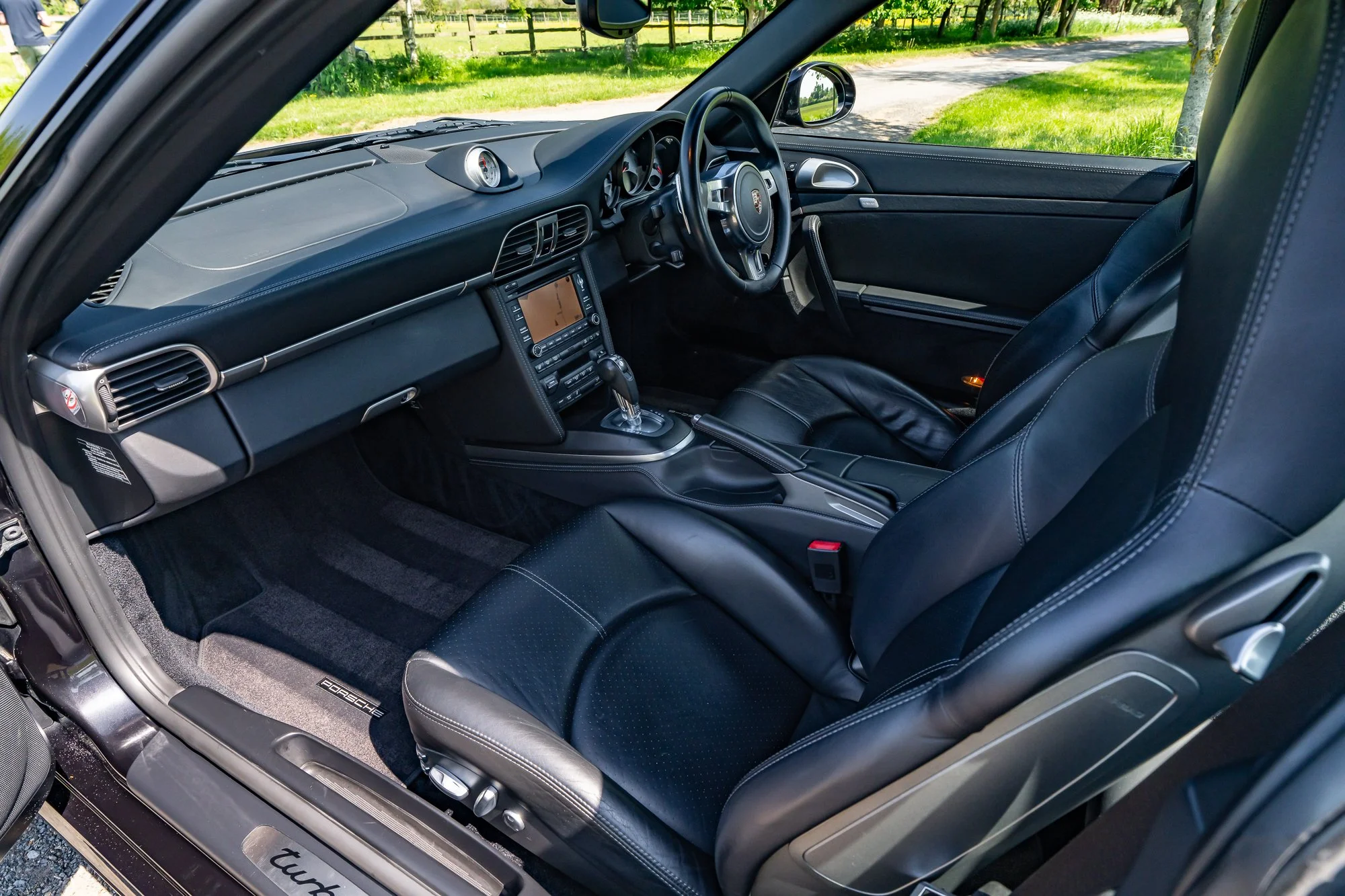 Porsche_911_Turbo S_interior-1.jpg