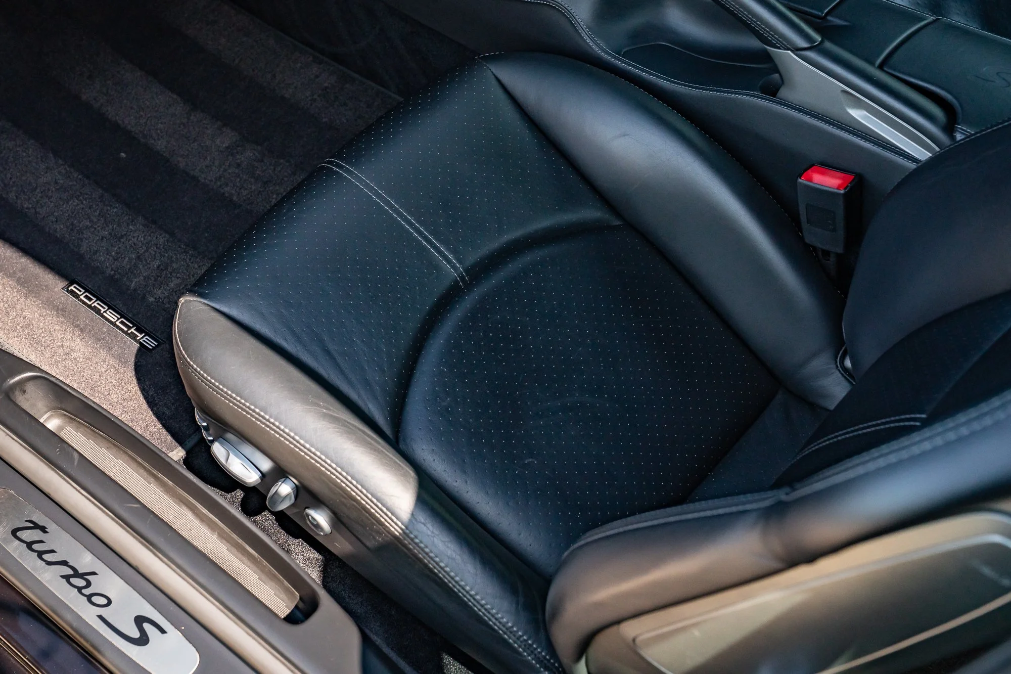 Porsche_911_Turbo S_interior-27.jpg