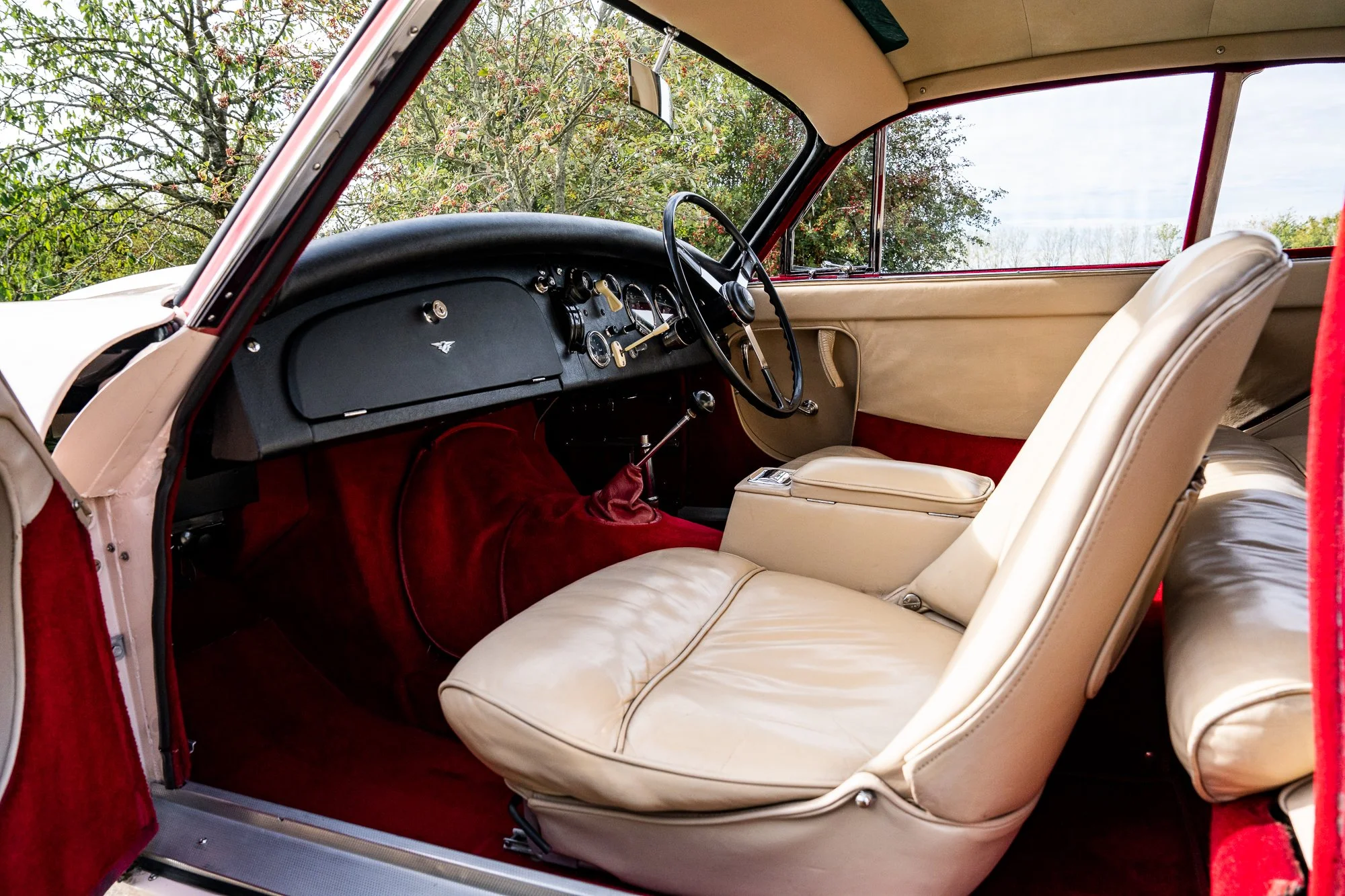 Jensen_541R_interior-19.jpg