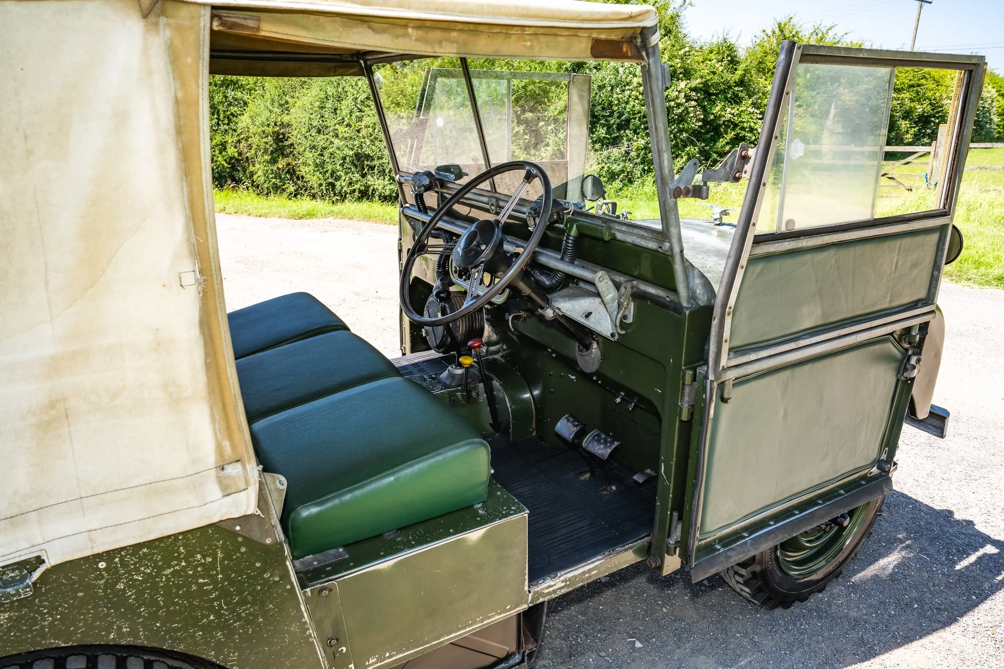 LandRover_Series1_interior-5.jpg