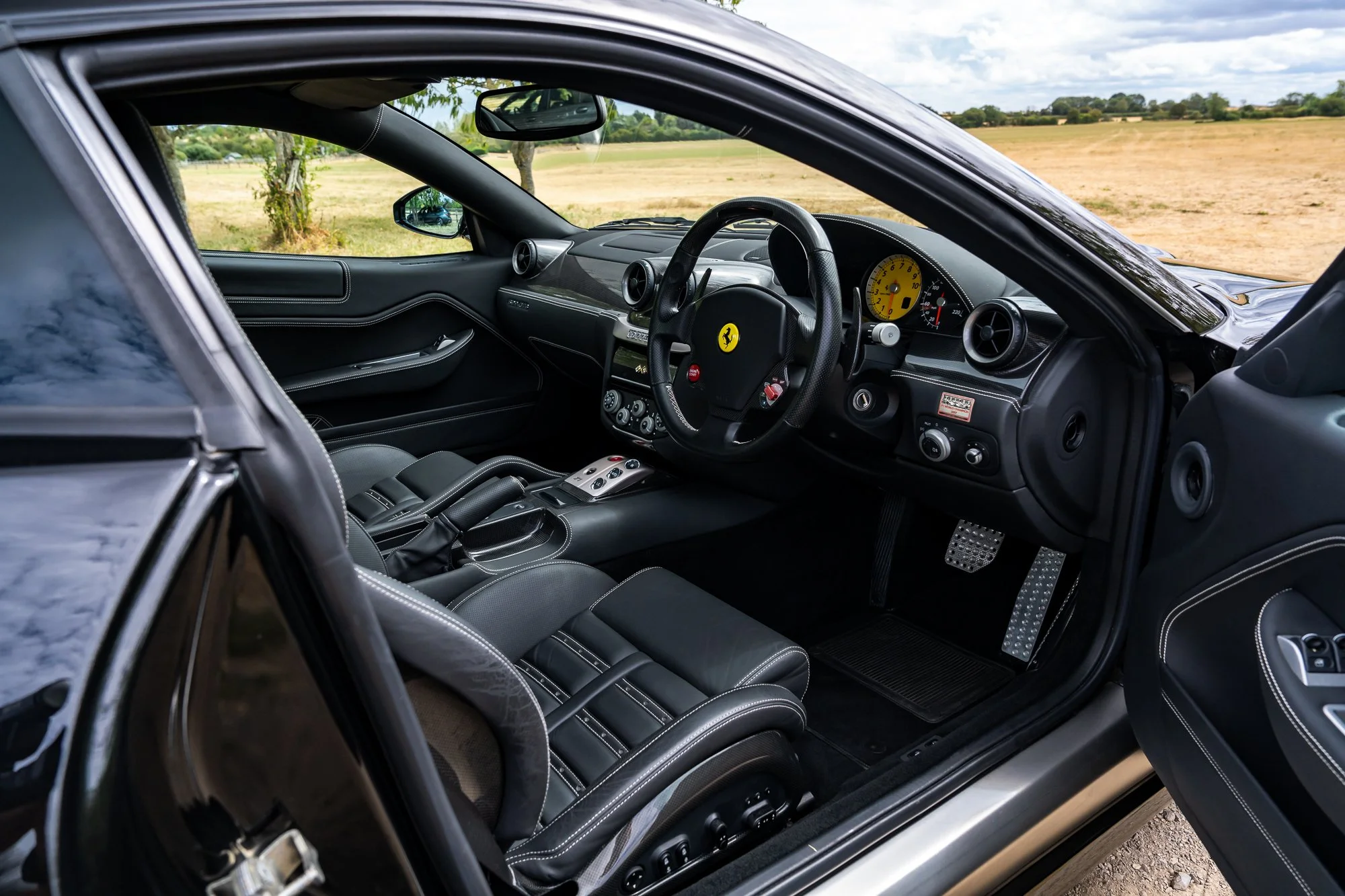 Ferrari_599_GTB_interior-11.jpg