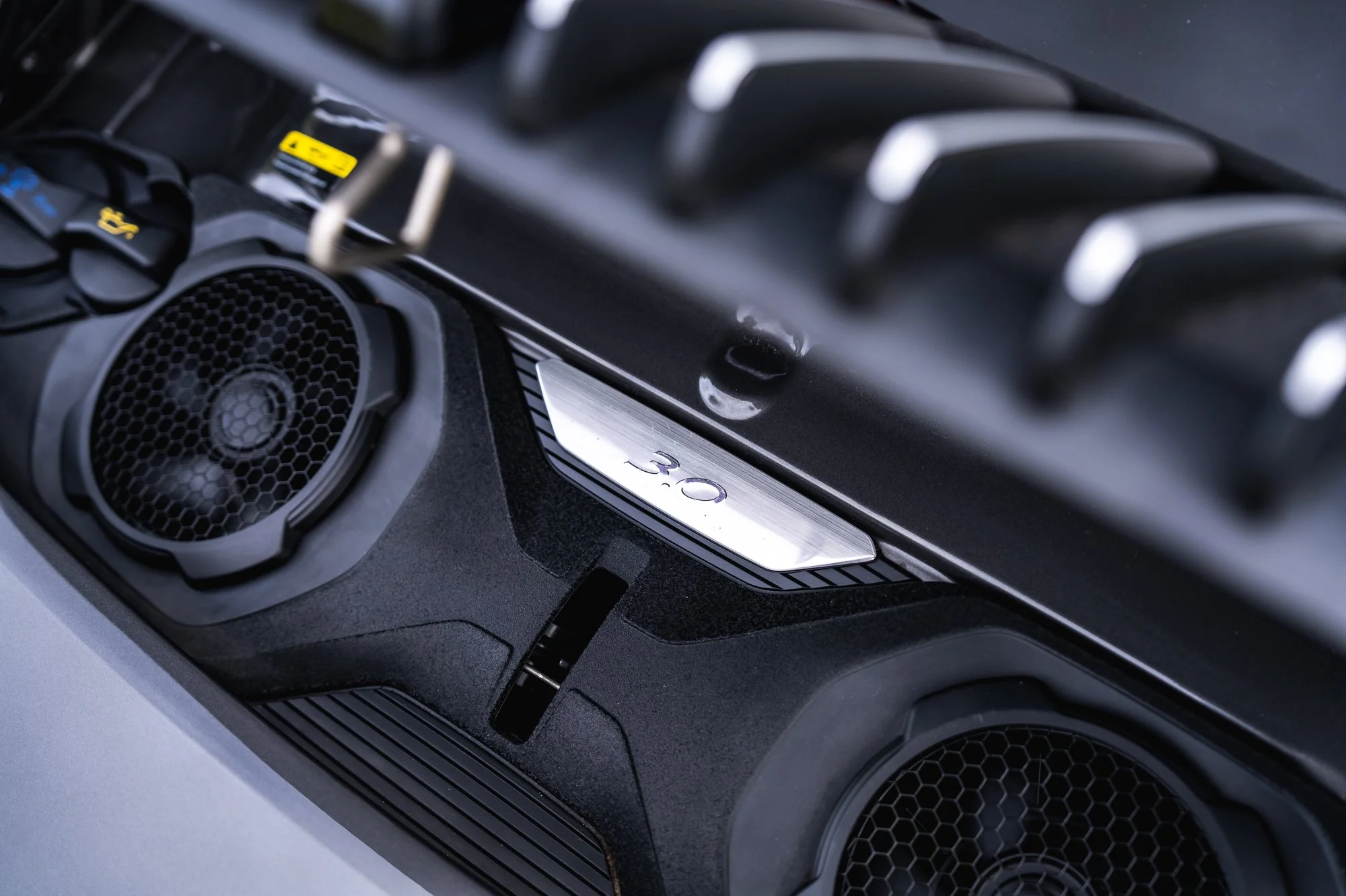 Porsche_911_Carrera_4_engine-4.jpg