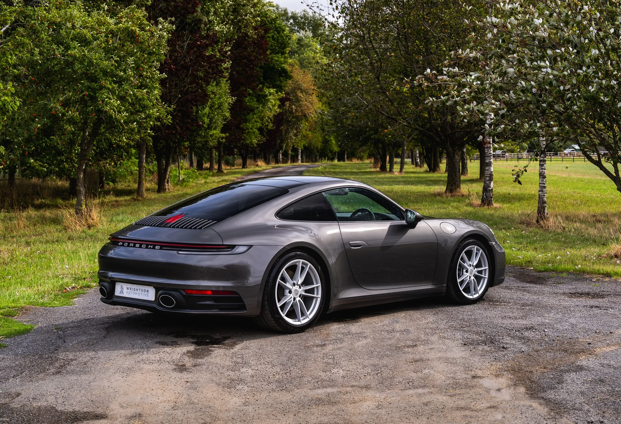 Porsche_911_Carrera_4-7.jpg