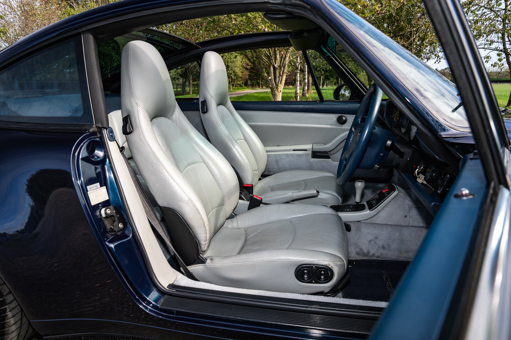 Porsche_993_Targa_interior-30.jpg