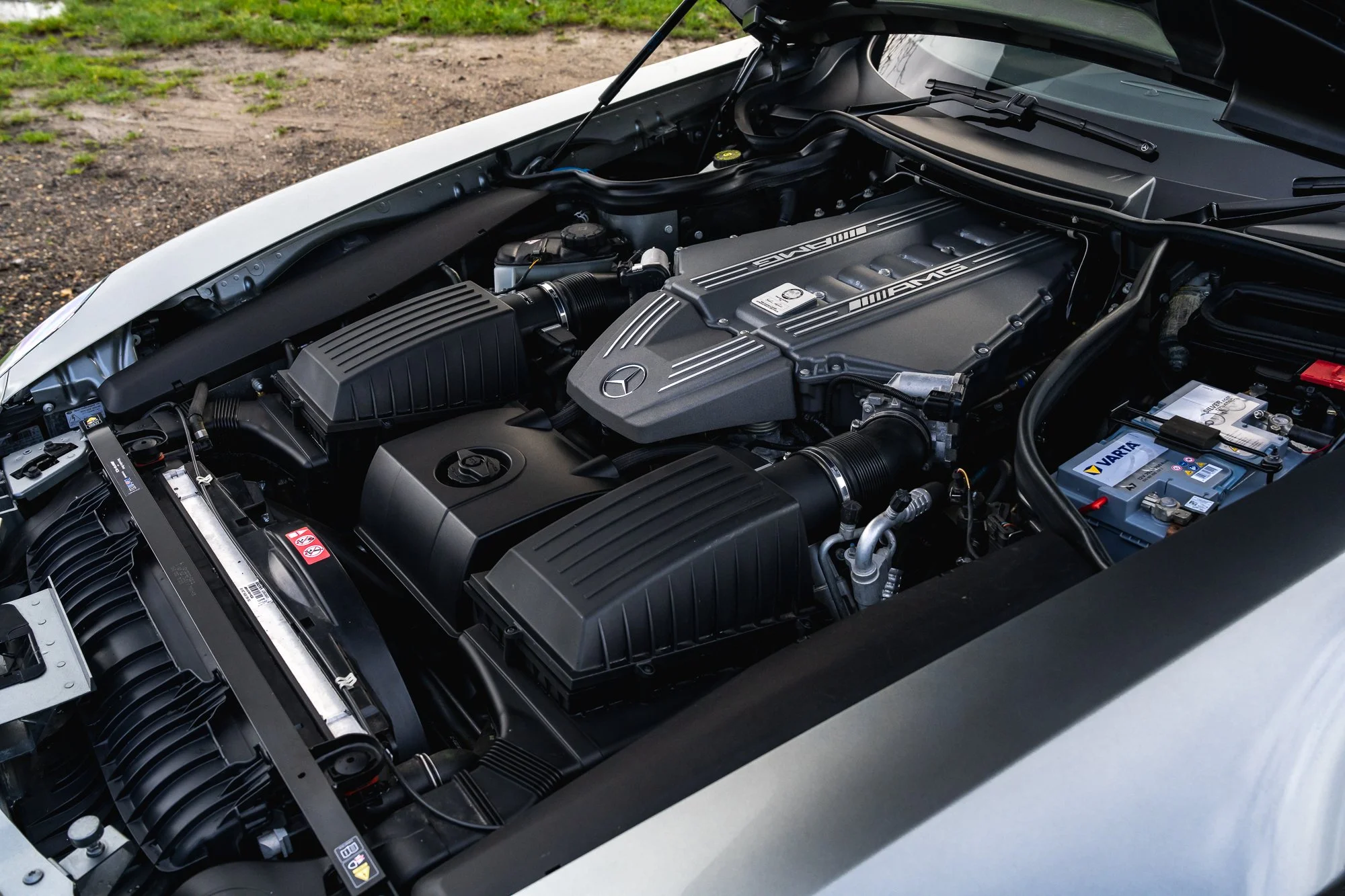 Mercedes-Benz_SLS_AMG_engine-4.jpg