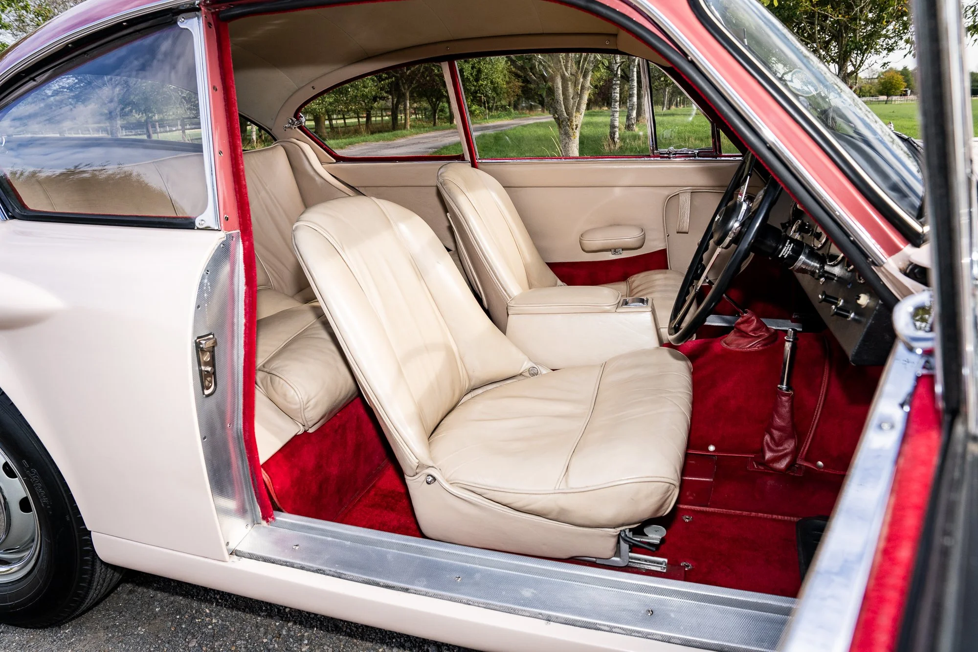 Jensen_541R_interior-7.jpg
