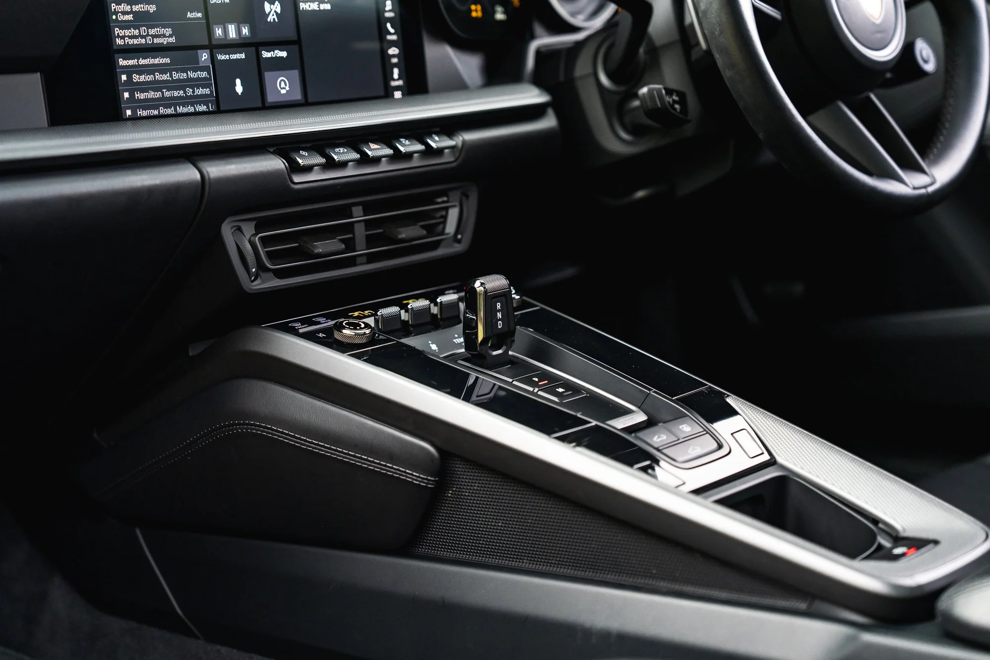 Porsche_911_Carrera_4_interior-6.jpg