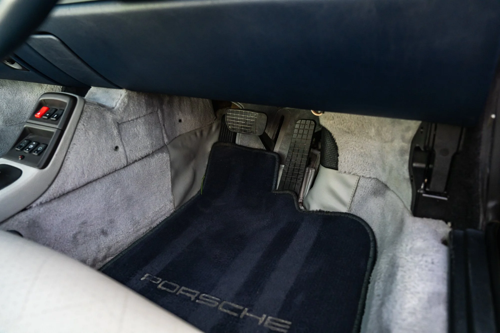 Porsche_993_Targa_interior-12.jpg