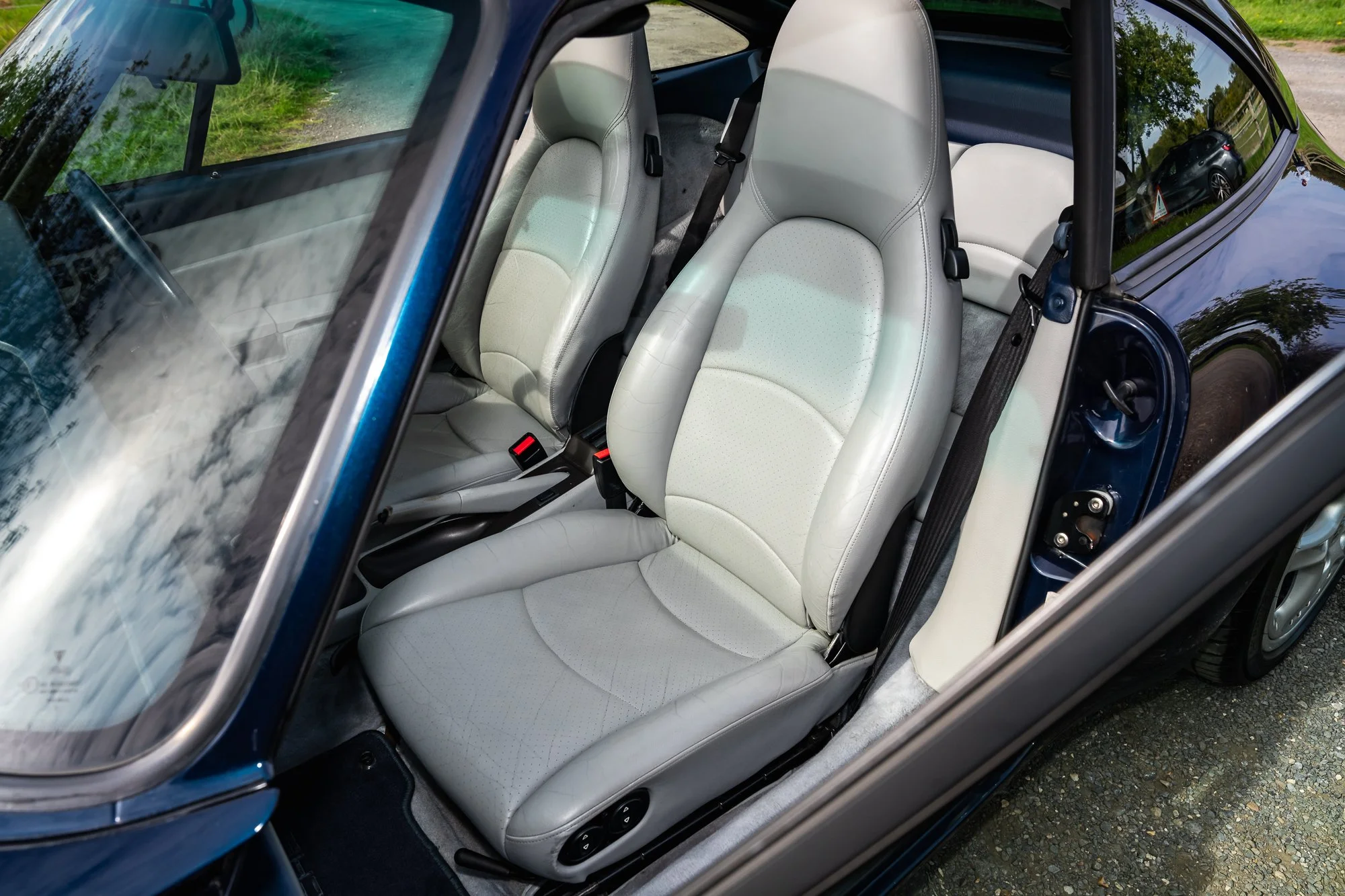 Porsche_993_Targa_interior-27.jpg