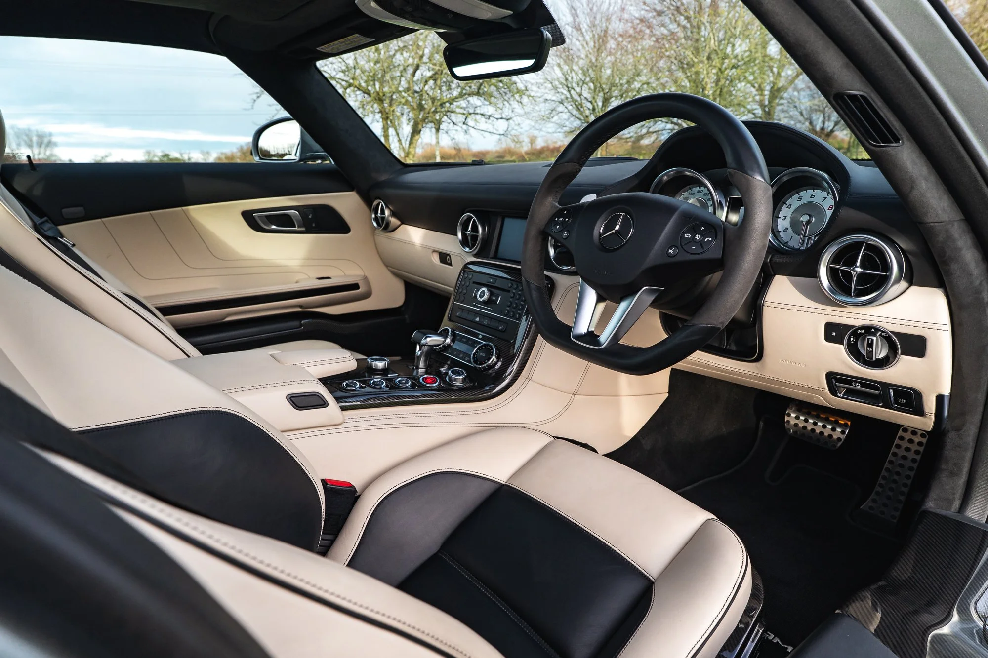 Mercedes-Benz_SLS_AMG_interior-24.jpg
