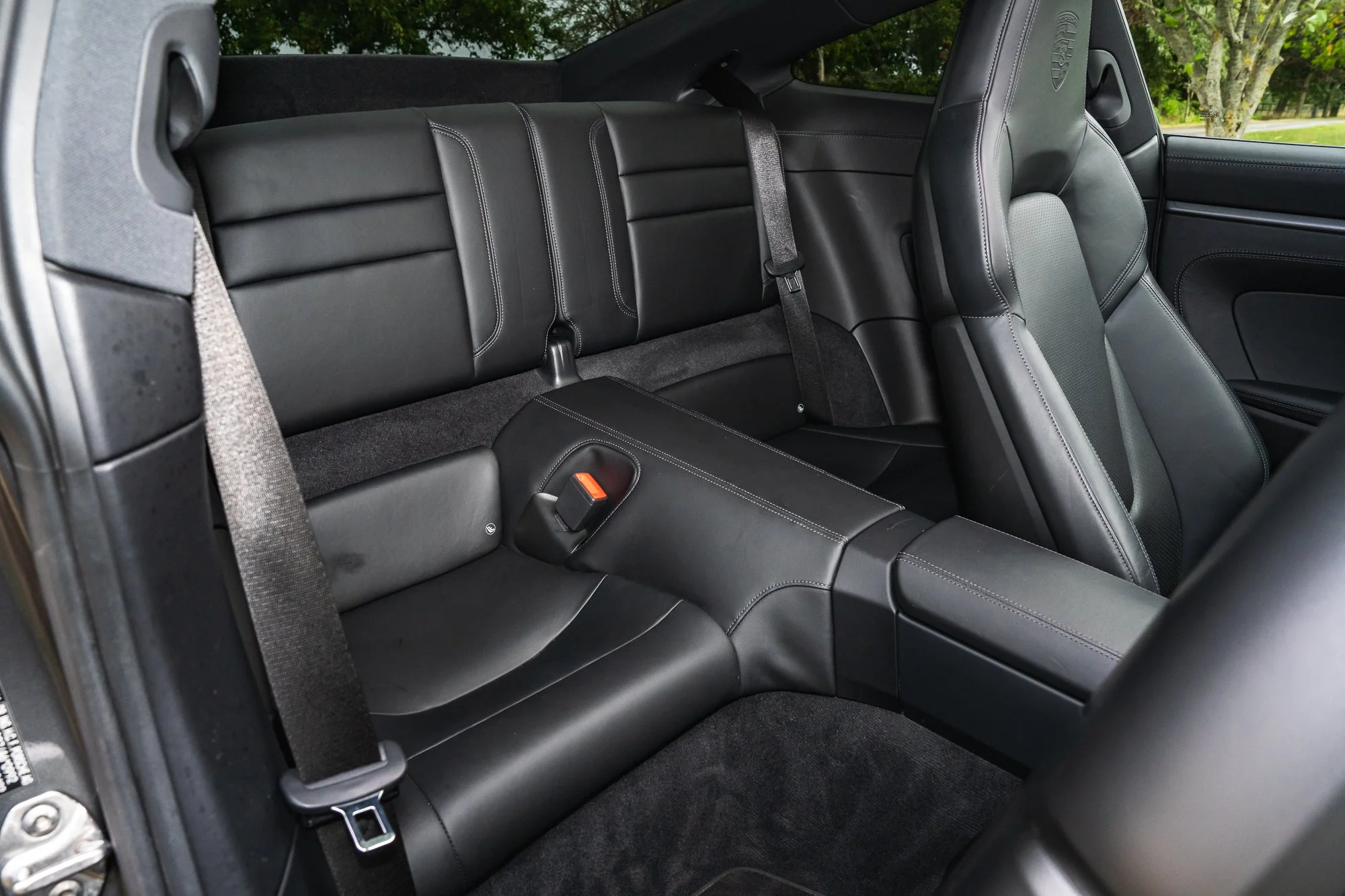 Porsche_911_Carrera_4_interior-22.jpg