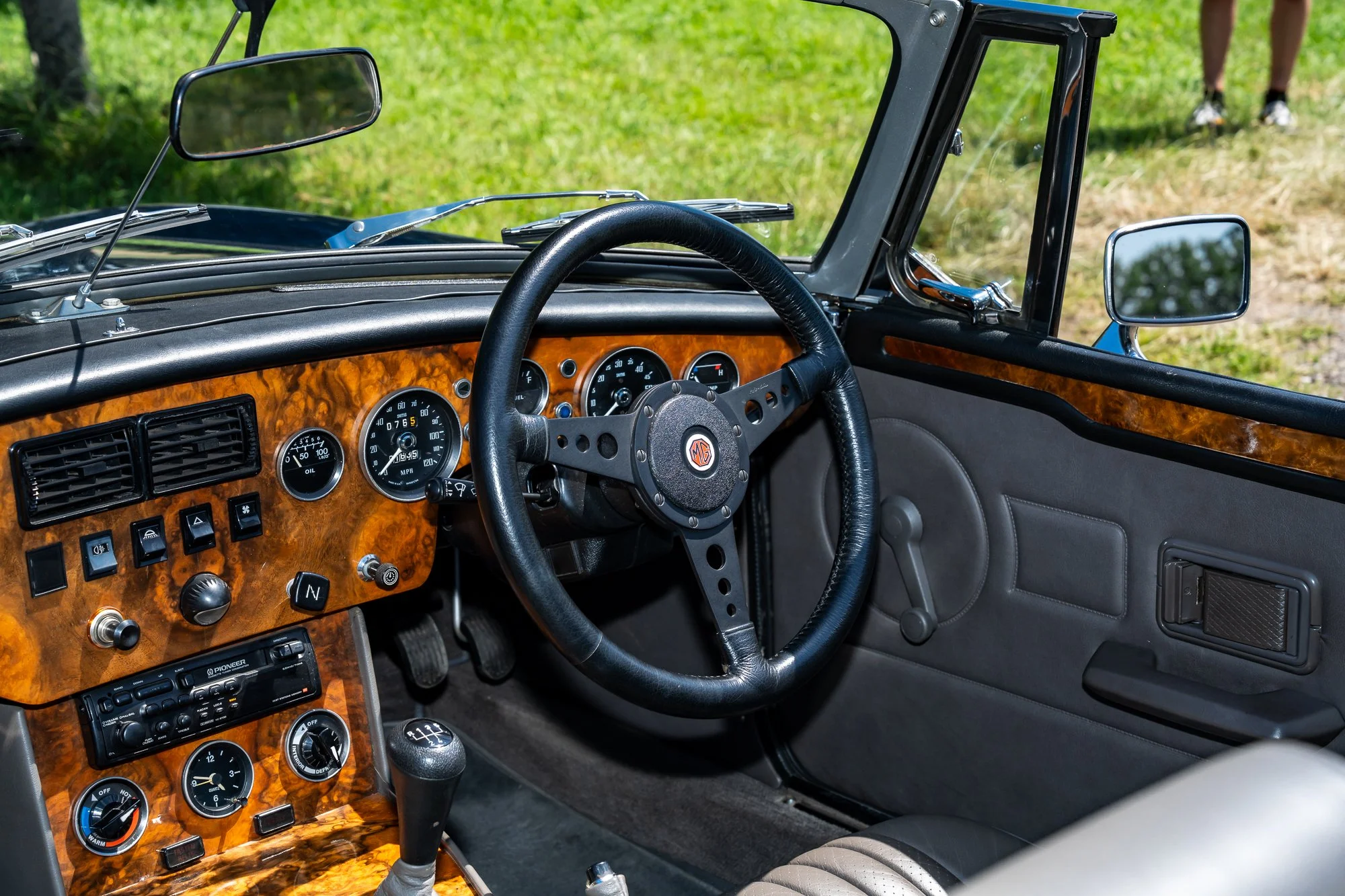 MG_Roadster_interior-12.jpg