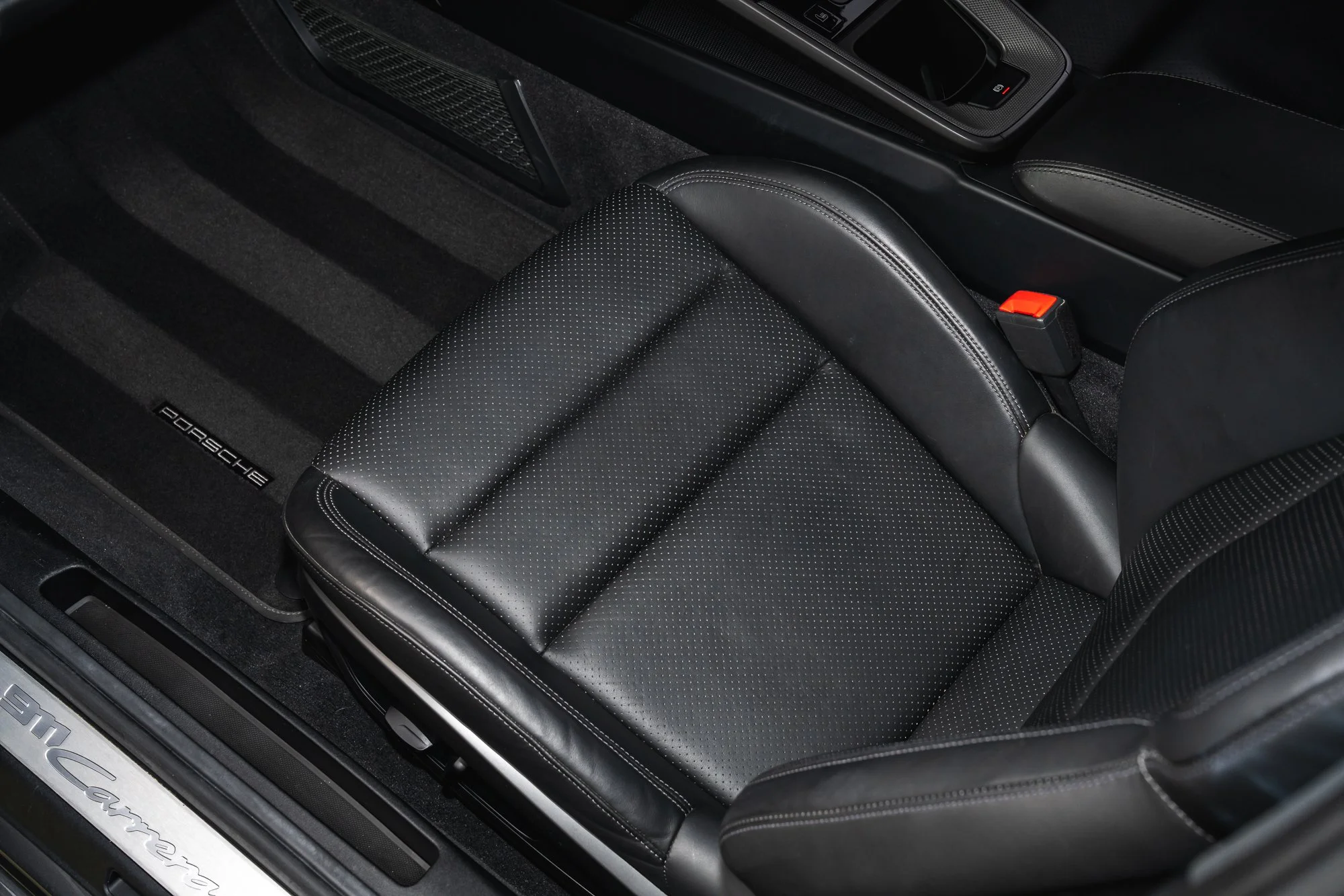 Porsche_911_Carrera_4_interior-2.jpg