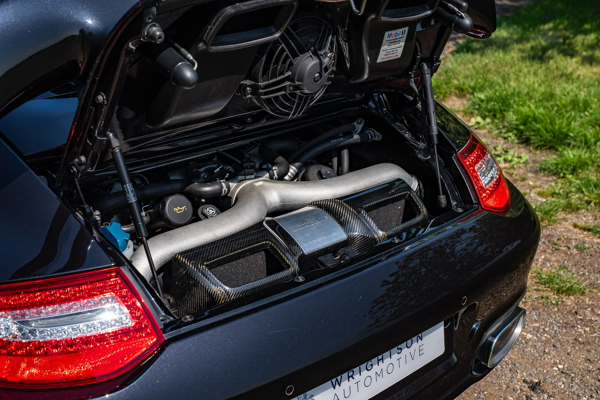 Porsche_911_Turbo S_engine-2.jpg