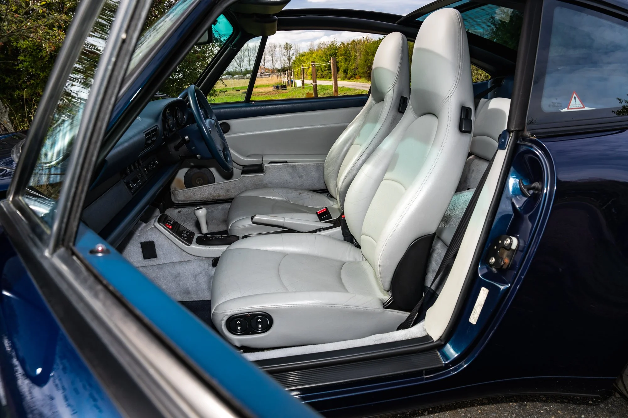 Porsche_993_Targa_interior-26.jpg