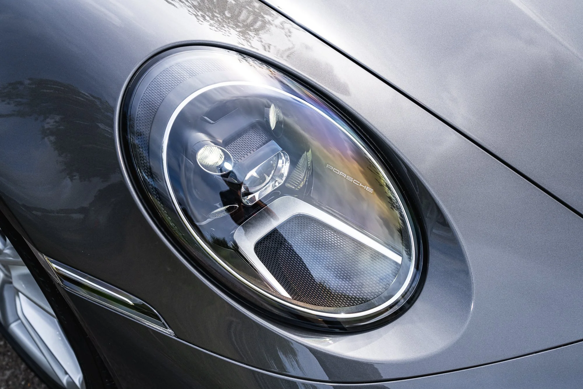 Porsche_911_Carrera_4_exterior-12.jpg
