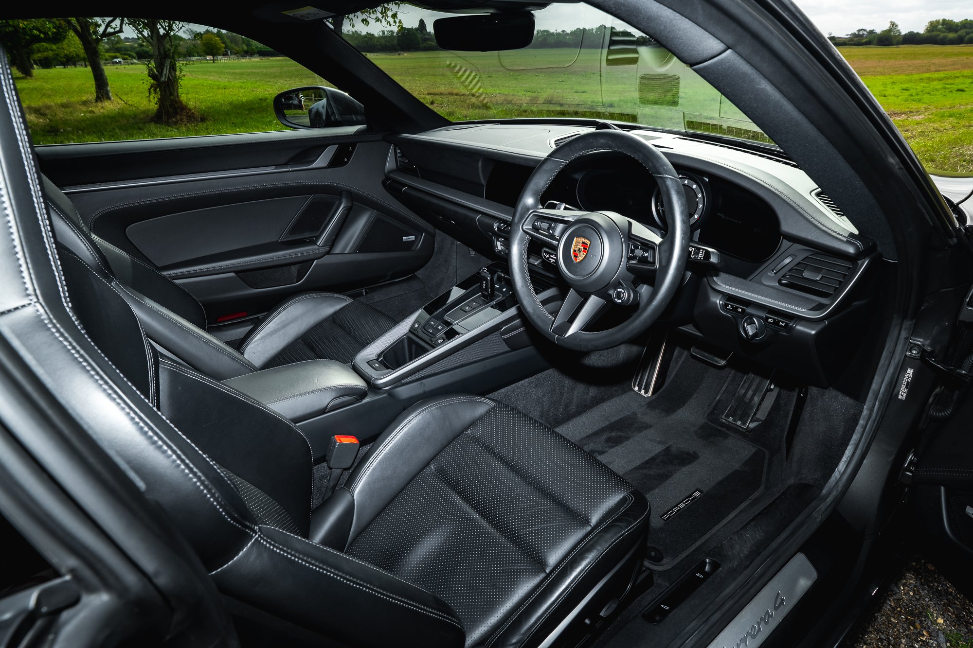 Porsche_911_Carrera_4_interior-38.jpg
