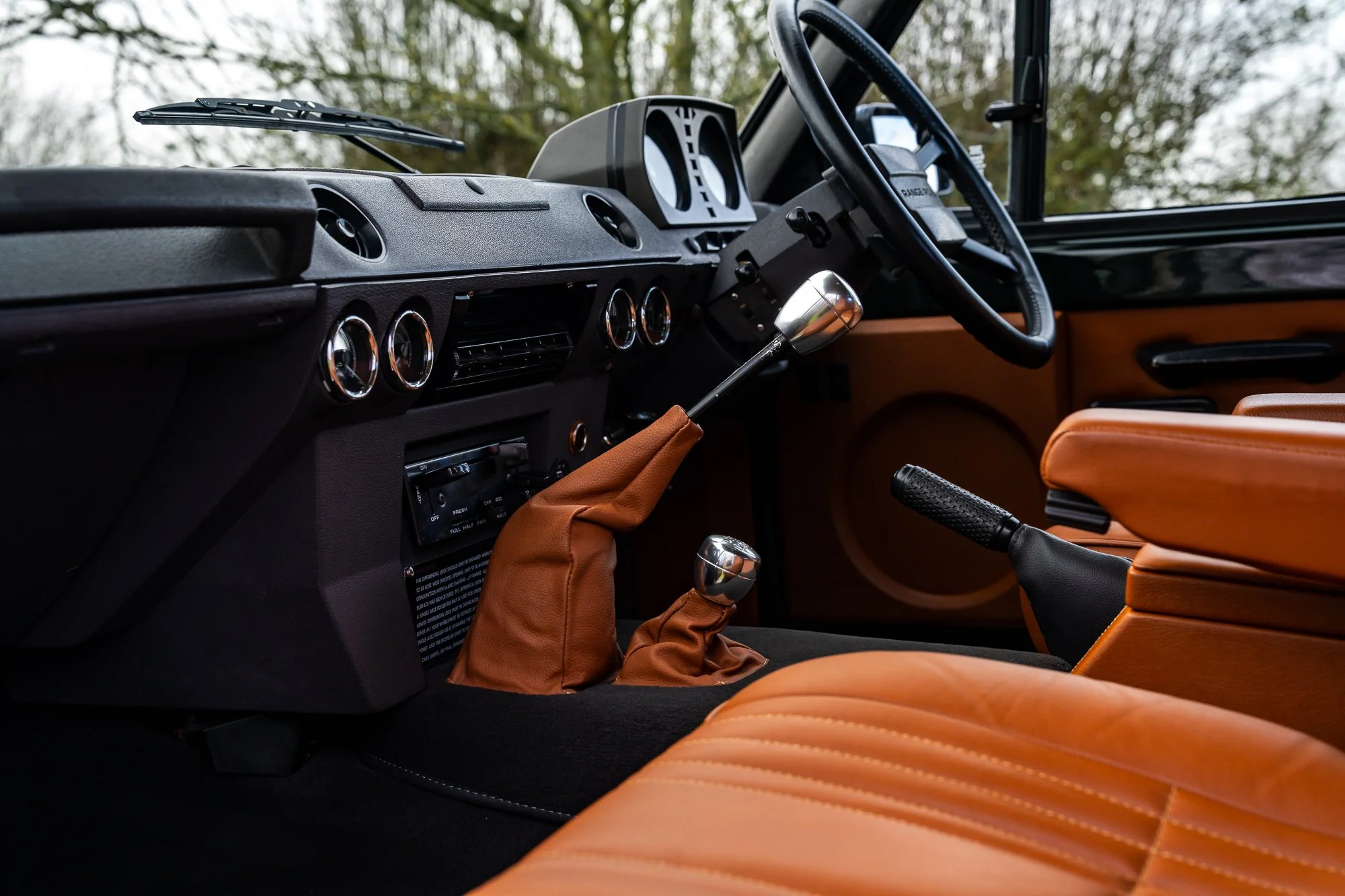 Range Rover V8_interior-23.jpg