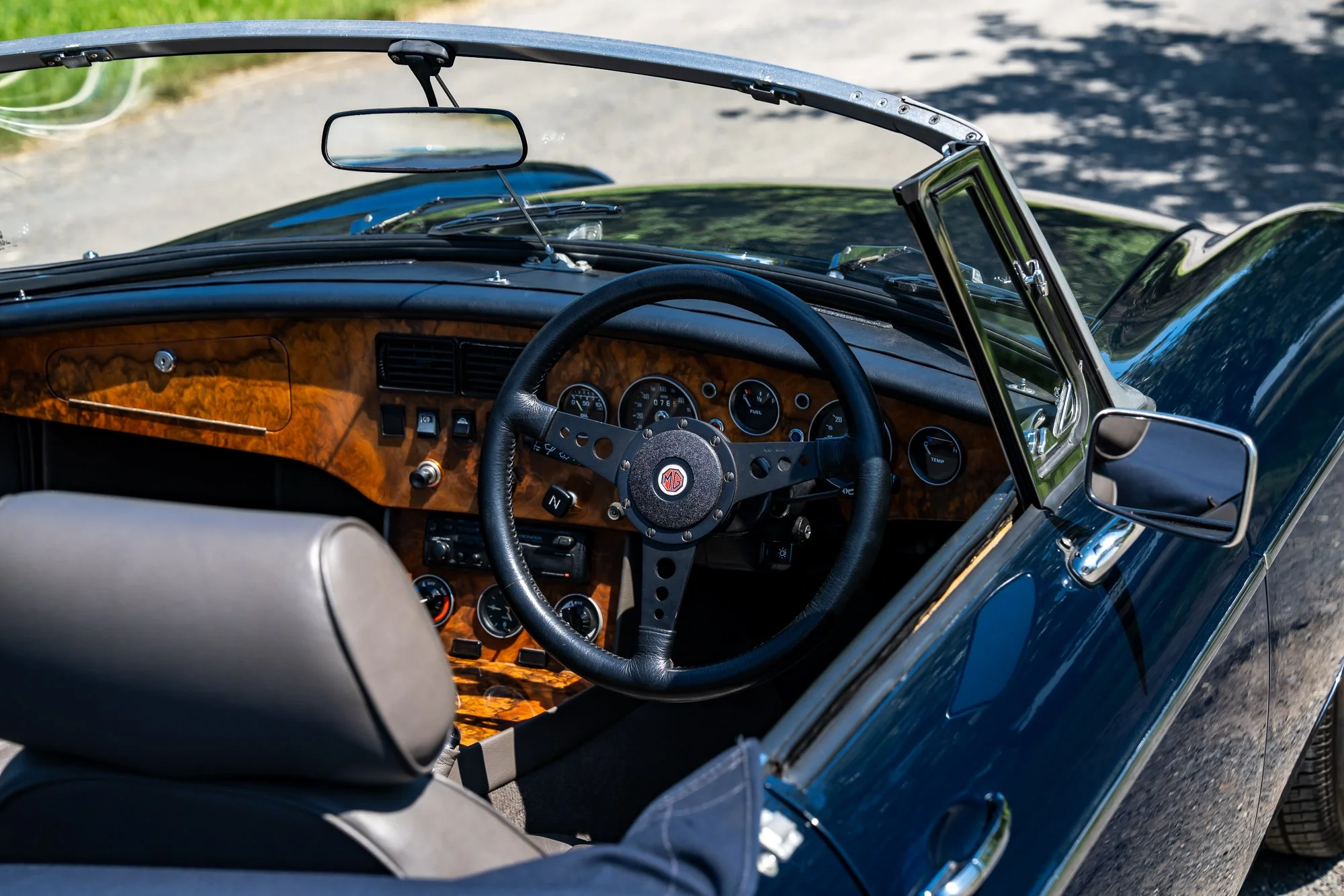 MG_Roadster_interior-1.jpg