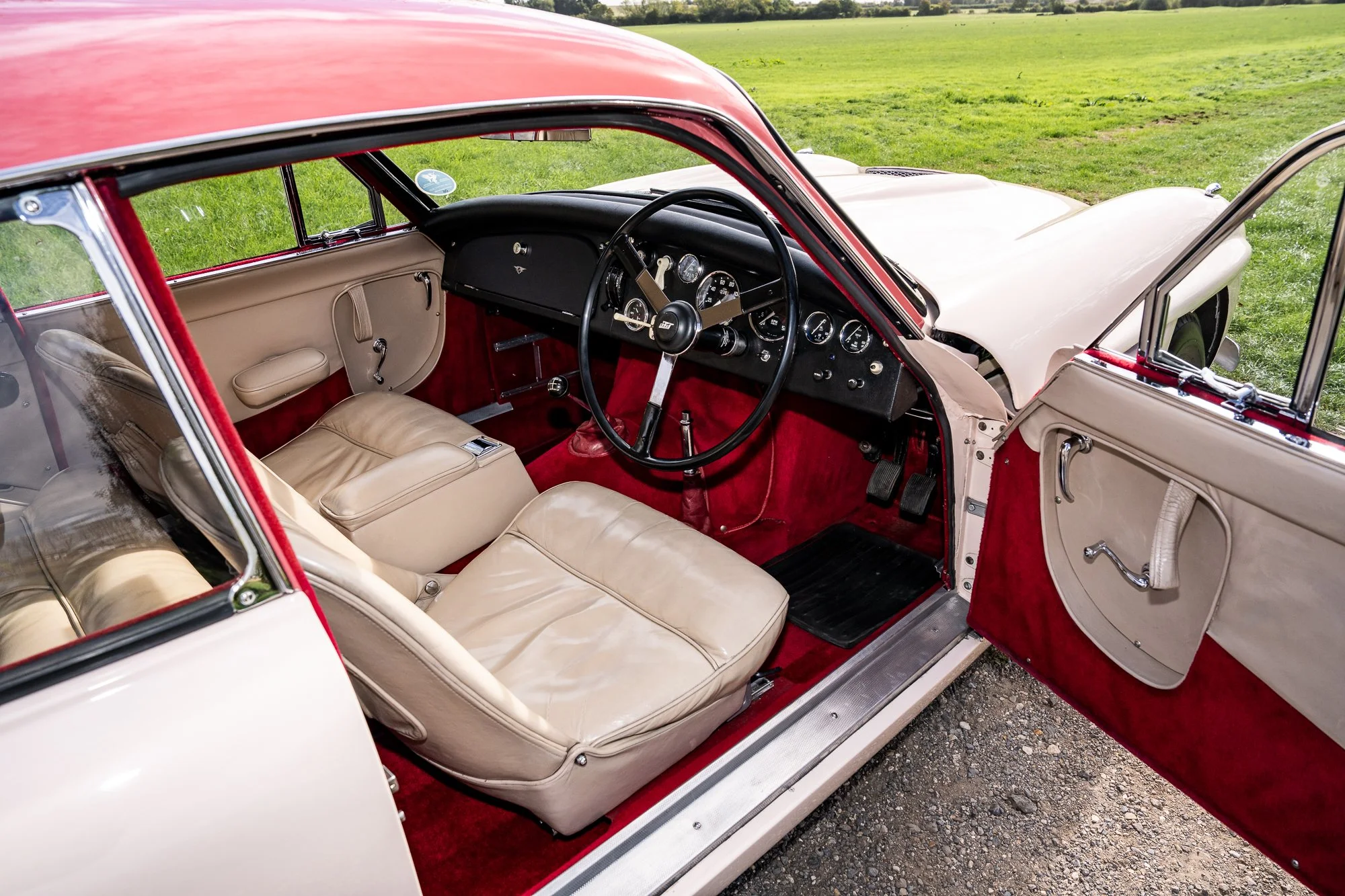 Jensen_541R_interior-2.jpg