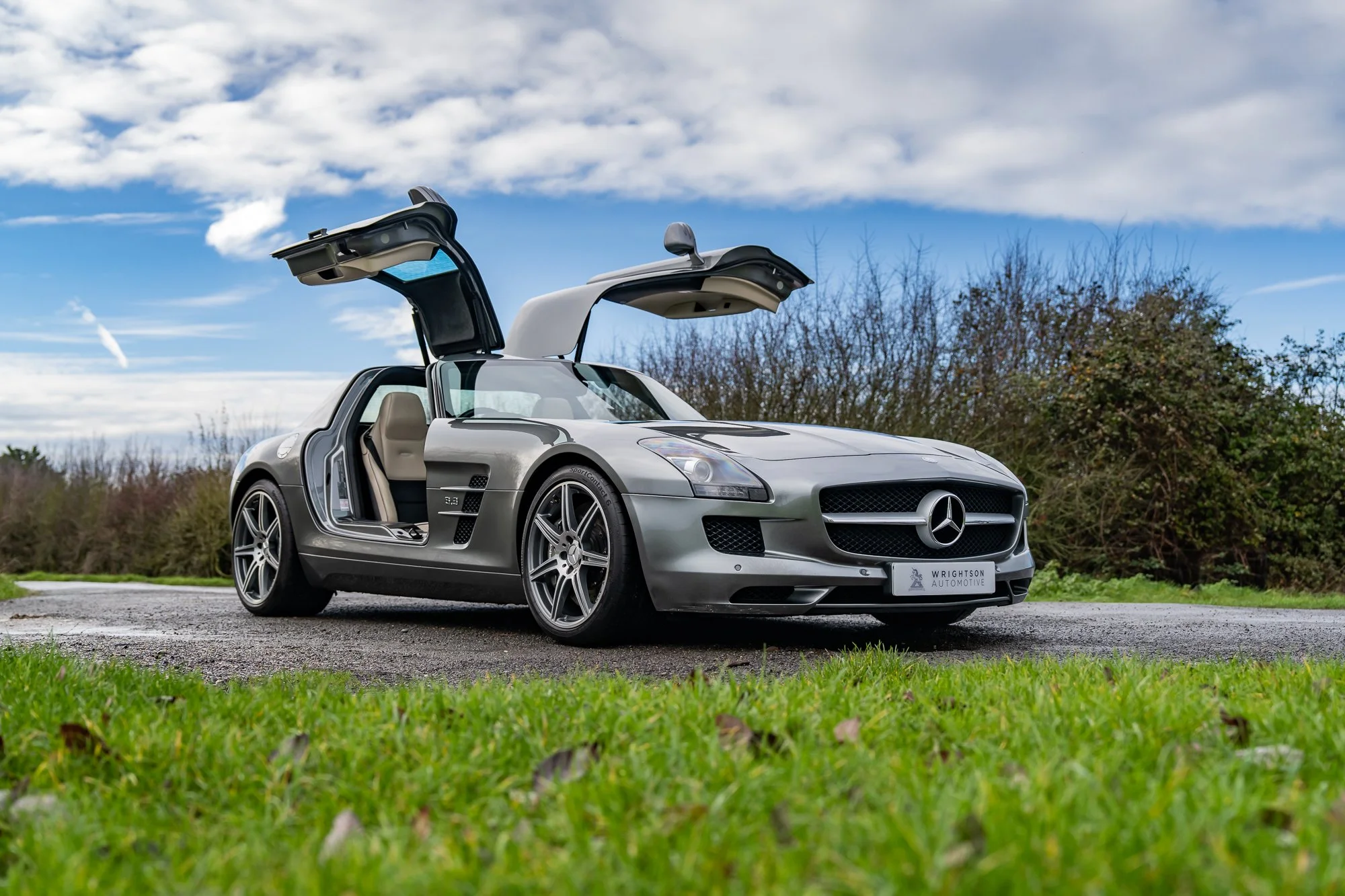 Mercedes-Benz_SLS_AMG-1.jpg