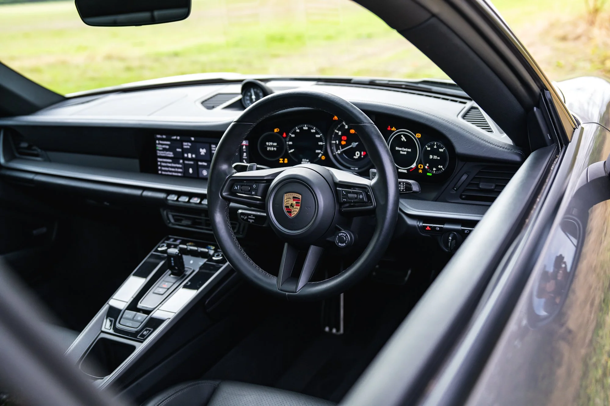 Porsche_911_Carrera_4_interior-7.jpg
