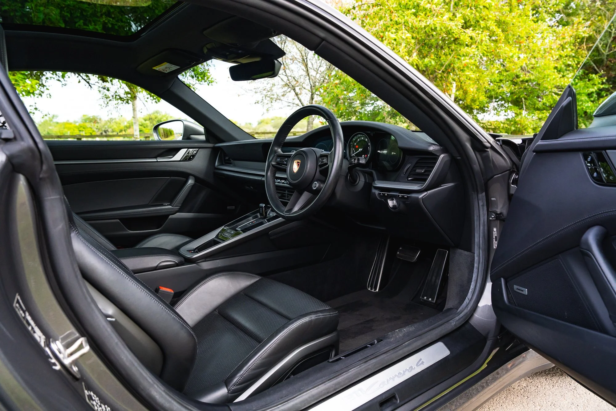 Porsche_911_Carrera_4_interior-35.jpg