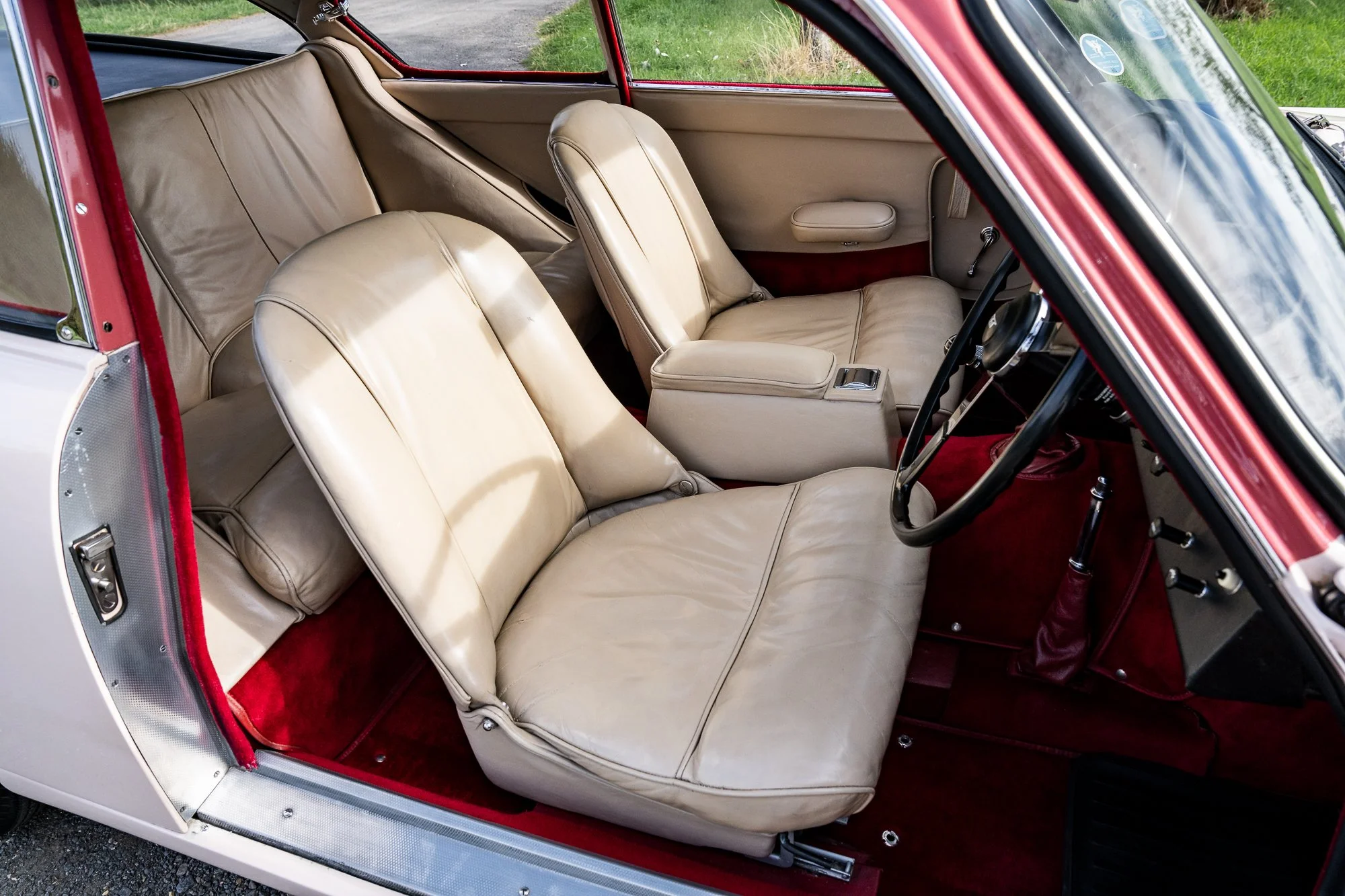 Jensen_541R_interior-8.jpg