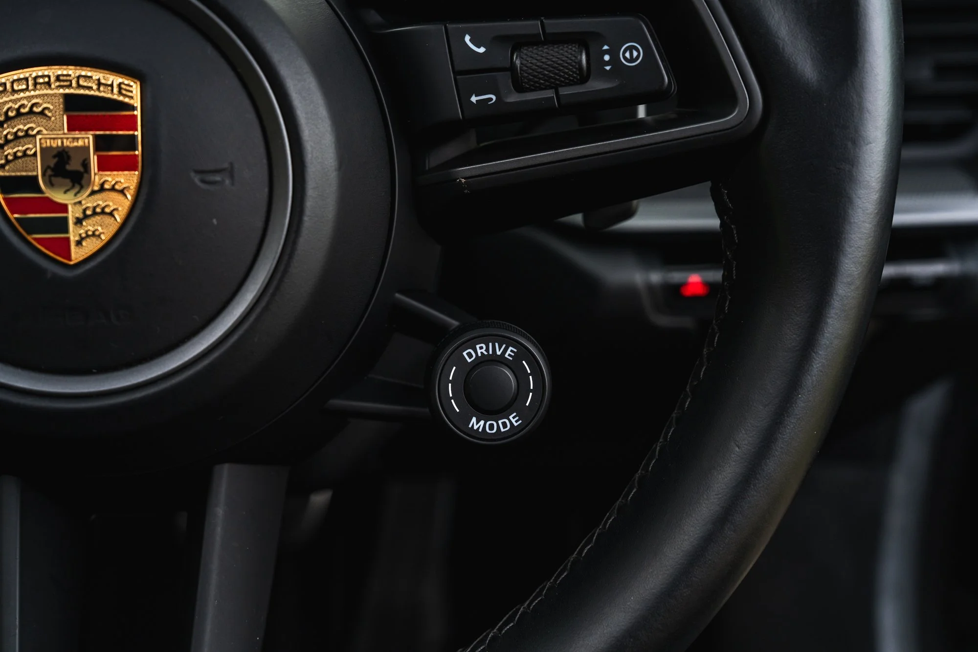 Porsche_911_Carrera_4_interior-11.jpg