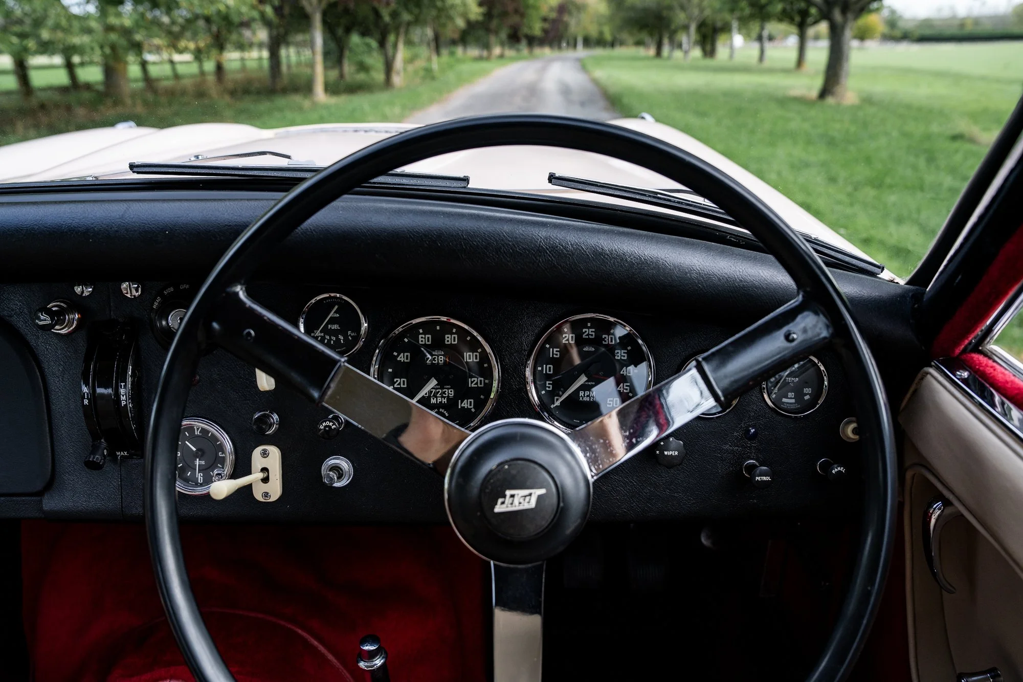 Jensen_541R_interior-32.jpg
